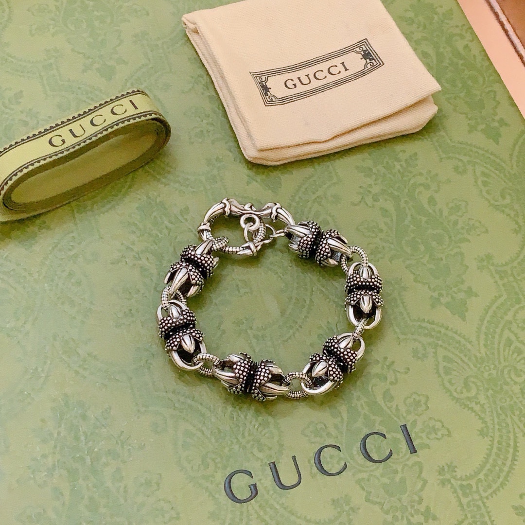 NO:106392,. The latest release of Gucci Gucci bracelets. The latest classic style is exquisite, regardless of style or texture. You can understand it at a glance. The best choice for matching clothes. It is a must-have artifact for men and women. The number of codes is 18.19.20.21.22.23.24, jewelry quality, gucci, gucci, bracelet19860909批. 最新出炉 Gucci古驰手链最新款的经典款 精致无论款式 质感 都是绝对的顶尖feel 只要看一眼就懂了超 nice 搭配衣服最佳的选择,男女同款必备神器 码数18.19.20.21.22.23.24,饰品精品,gucci,gucci,bracelet,Jewelry