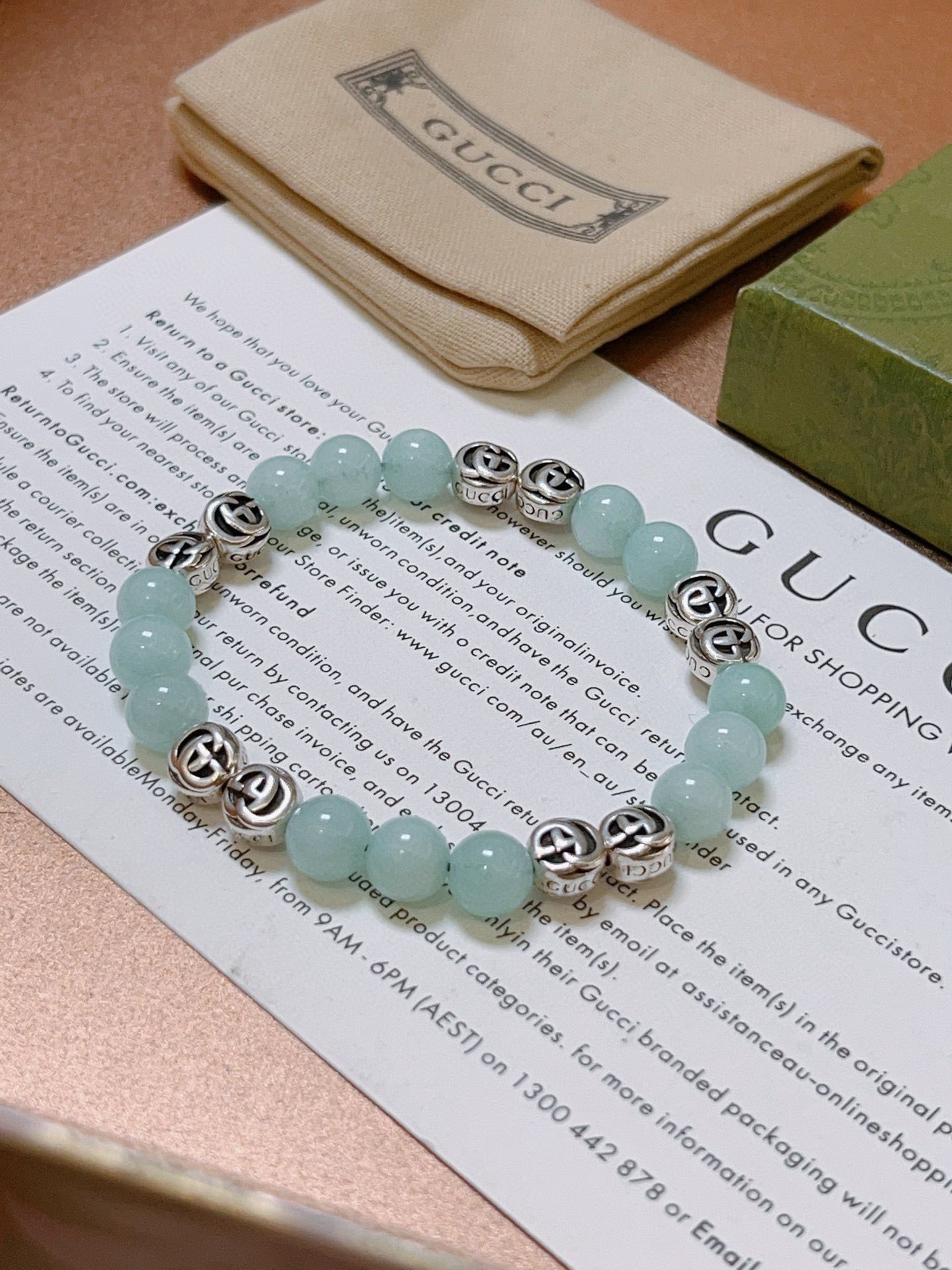 NO:106402,Buy Gucci bracelets are the same as men and women. The latest crystal bracelets are higher in grade. Stars are the same as Anger Forest series double g crystal bracelets. Size: 16-24 cm. Details are used to treat the old version. Non-market bright version. This one is always being made on the market. Gucci is popular in the hot-selling style. Very easy to match clothes, fine accessories, gucci, bracelet19860909批 古驰手链男女同款 最新款水晶手链档次更高明星同款Anger Forest系列双g水晶手链 尺寸:16-24厘米 细节对版做旧处理 非市面亮面版型 非市面普通做这款一直在出 古驰里面热卖款 非常好搭配衣服,饰品精品,gucci,bracelet,Jewelry