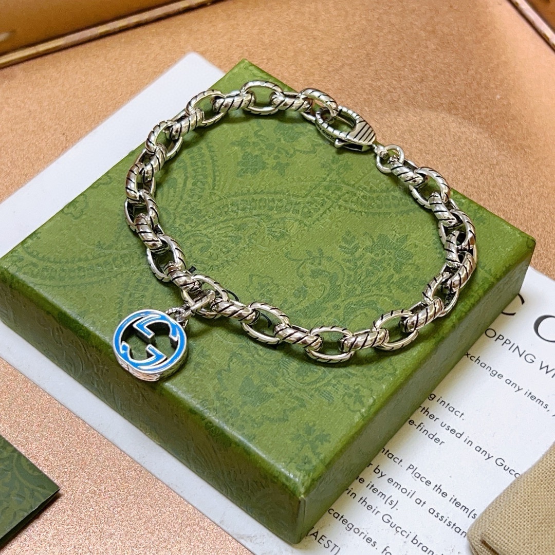 NO:106404,. The latest release of Gucci Gucci bracelets. The latest classic style is exquisite, regardless of style or texture. You can understand the original logo at a glance. Super nice. The best choice for matching clothes. It is a must-have artifact for men and women. 16 to 24 cm. Premium accessories, gucci, gucci, bracelet19860909批. 最新出炉 Gucci古驰手链最新款的经典款 精致无论款式 质感 都是绝对的顶尖feel 只要看一眼就懂了原版logo 超 nice 搭配衣服最佳的选择,男女同款必备神器 16到24厘米,饰品精品,gucci,gucci,bracelet,Jewelry