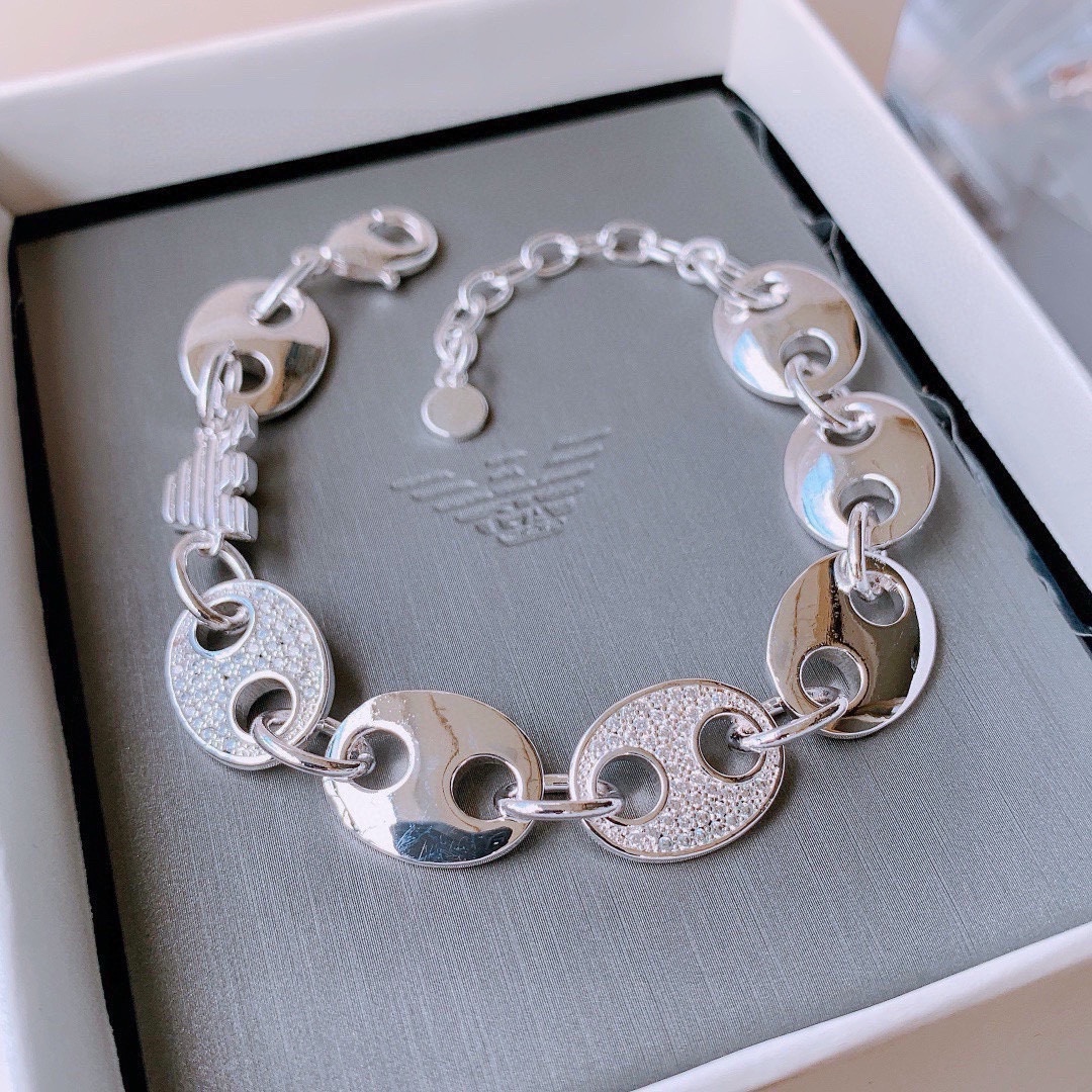 ¥ 300 Armani official network synchronizing the Amani bracelet with the same man and woman as the Amani 足 克 ! ! ! !
