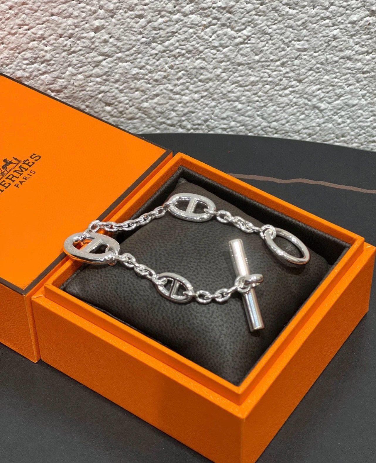 新品发布🐎爱马仕猪鼻子手链,加厚版高级精工,菱角打磨非常细致,上手k金质感,经典造型让你爱不释手,非常值得入手 6