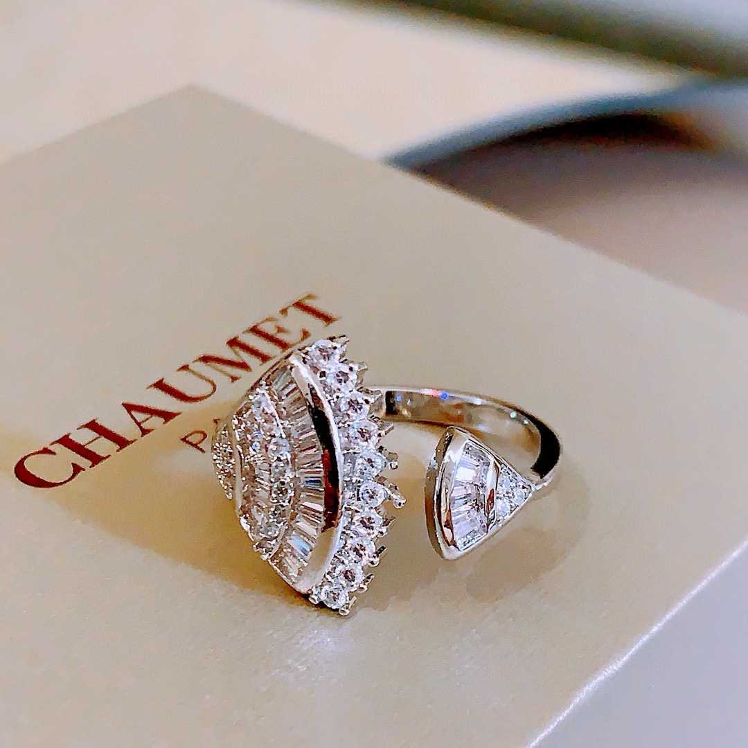 NO:106418,Crack Chaumet Paris Crown Chaumet Ring Diamond Ring Series Genuine and valuable designs are indeed extraordinary and extraordinary. Exclusively launched. Use imported German electroplated thick gold, does not fade but is allergic. Exclusively customized super flash high carbon diamonds. Beautiful and beautiful. Fall in love with them at first sight. Adjust the number of numbers by yourself, jewelry quality, chaumet, ring19860909批 Chaumet 尚美巴黎 加冕 尚美戒指 钻戒系列 正品价值不菲的设计果然非凡脱俗 独家开版 采用德国进口电镀厚金 不褪色不过敏 独家订制超闪高碳钻 美翻了美翻了 一眼爱上 自行调节码数,饰品精品,chaumet,ring,Jewelry