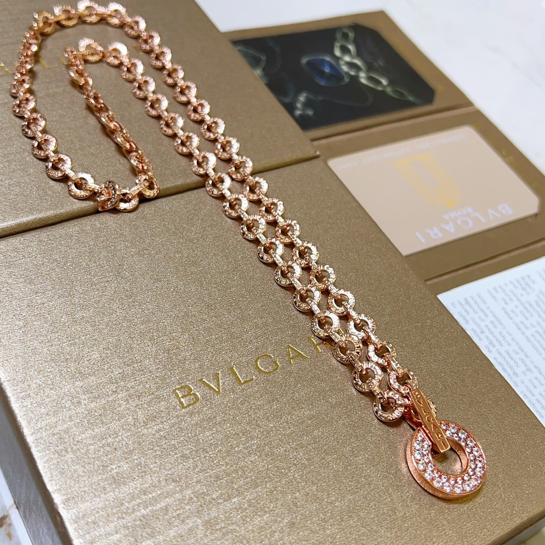 NO:106423,Bulgari necklace V gold material BVLGARI DIVAS’ DREAM series Perfect appearance and invincible details. The unique color is completely impeccable, and is decorated with a classic ring shape design. It is simple but elegant and eye-catching. The combination of rose gold makes the complexion look more elegant and charming. The same style as men and women Bulgari necklace, jewelry boutique, bottega veneta, bvlgari, bvlgari, necklace19860909批.宝格丽项链V金材质 BVLGARI宝格丽 DIVAS‘ DREAM 系列 品相完美,细节无敌,那种独特的色泽完全无可挑剔,再缀以经典指环外形设计,简约之余却又优雅夺目,玫瑰金的组合更显气色,上身雅致动人.男女同款 宝格丽项链,饰品精品,bottega veneta,bvlgari,bvlgari,necklace,Jewelry