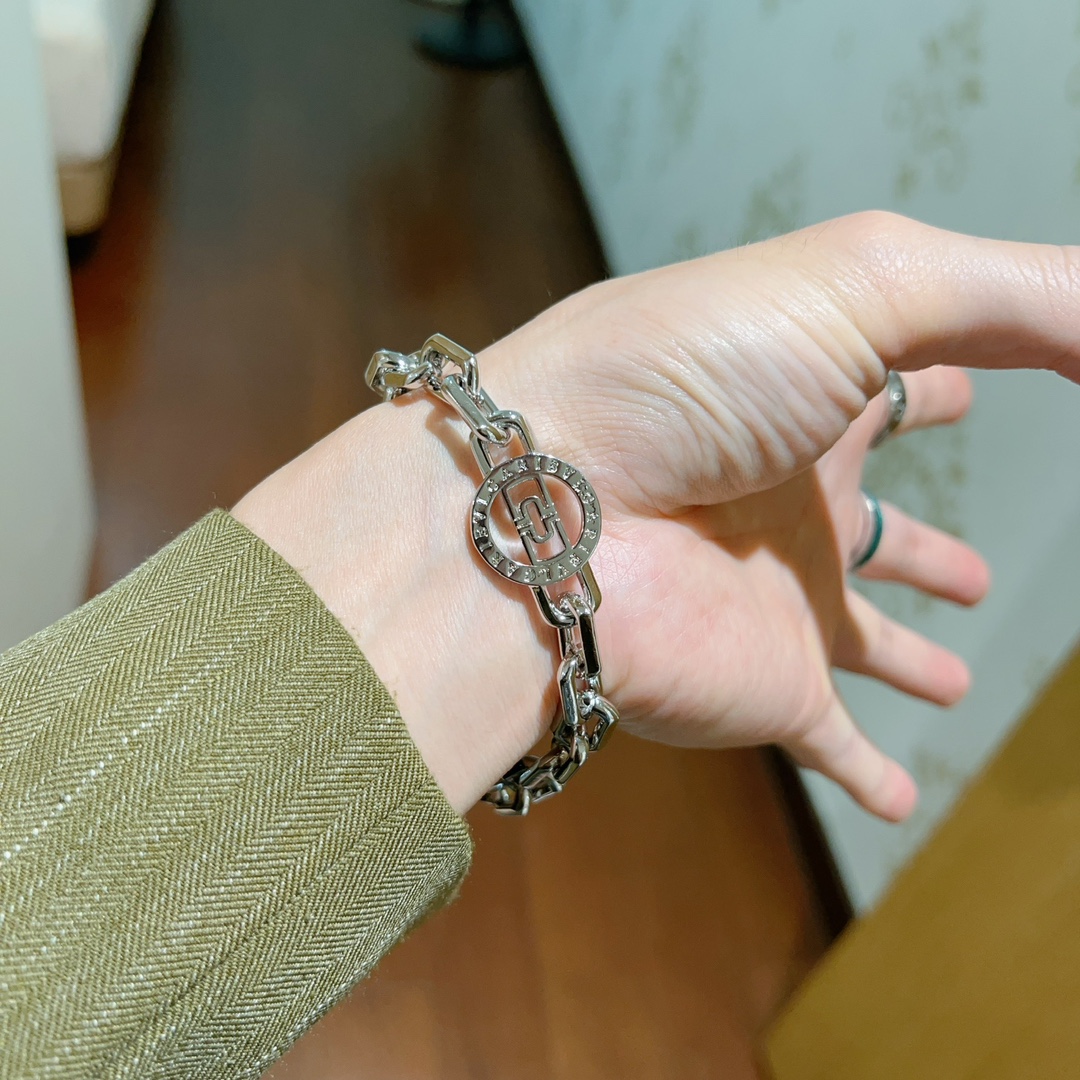 “Bvlgari Divas’ Dream Series: Impeccable Detail and Elegant Gold Bracelet Sizes” - 图片 4