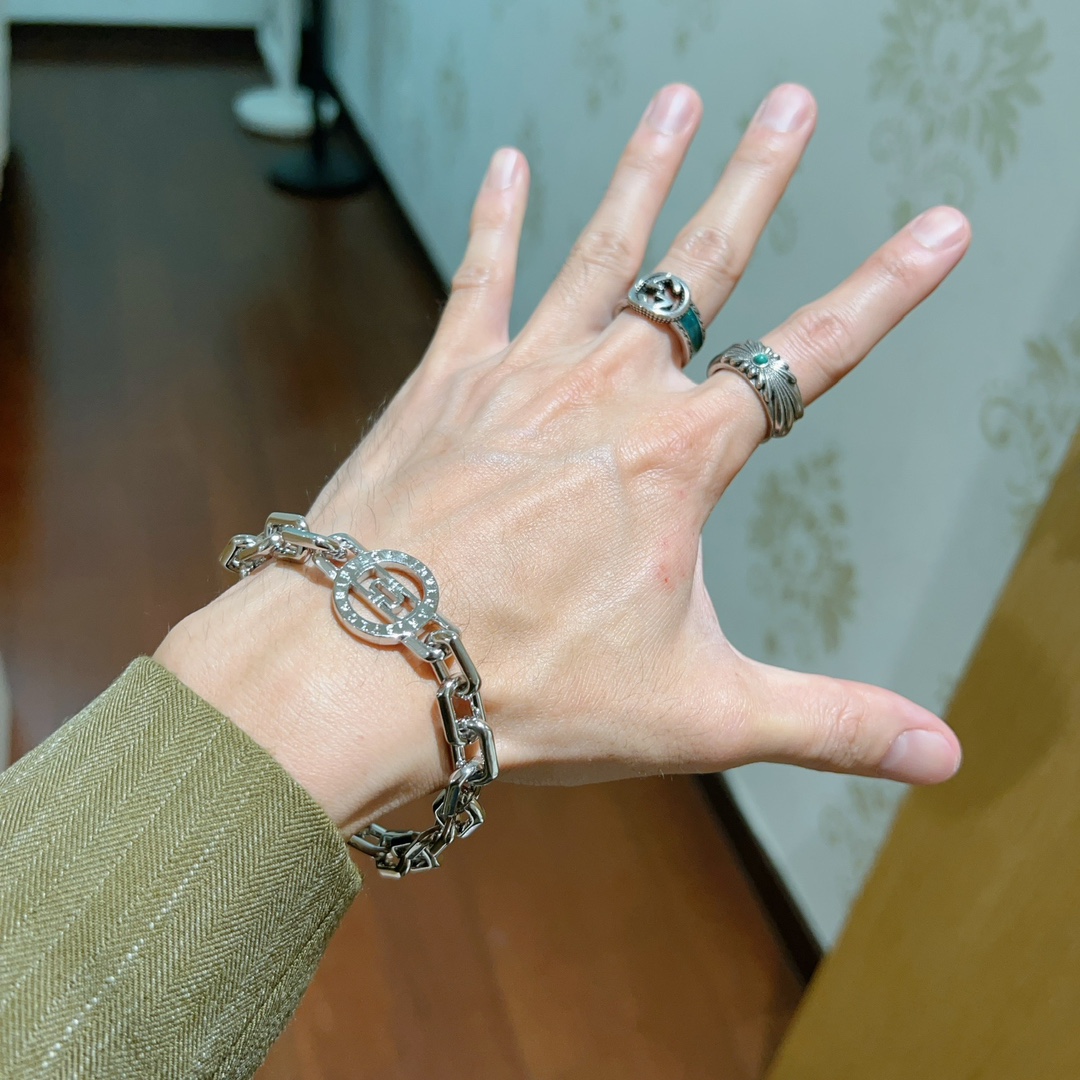 “Bvlgari Divas’ Dream Series: Impeccable Detail and Elegant Gold Bracelet Sizes” - 图片 3