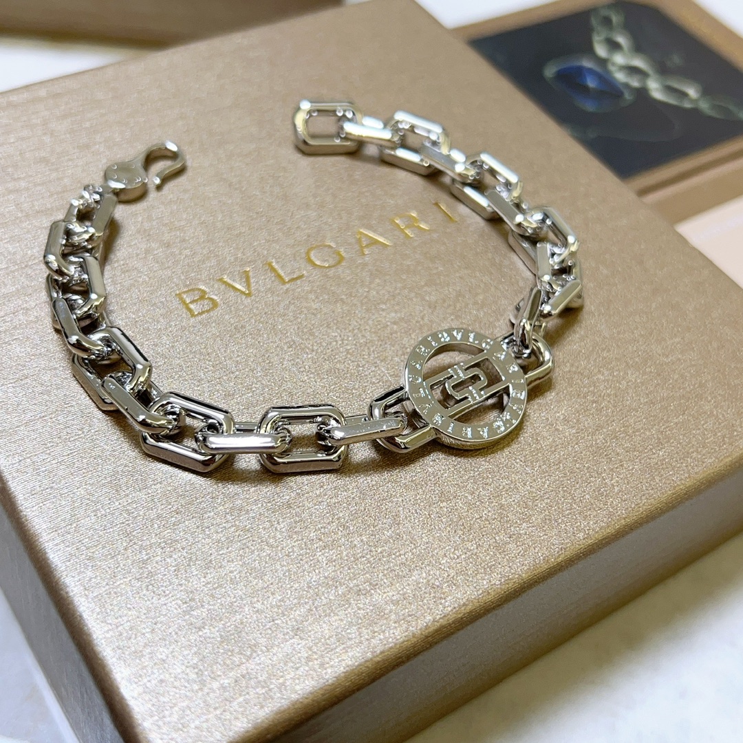 “Bvlgari Divas’ Dream Series: Impeccable Detail and Elegant Gold Bracelet Sizes” - 图片 5