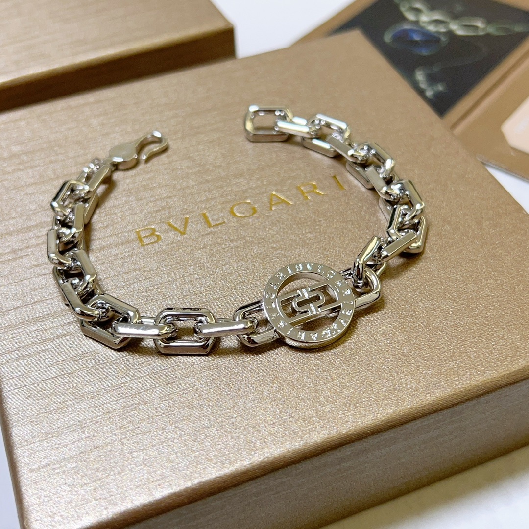 “Bvlgari Divas’ Dream Series: Impeccable Detail and Elegant Gold Bracelet Sizes”