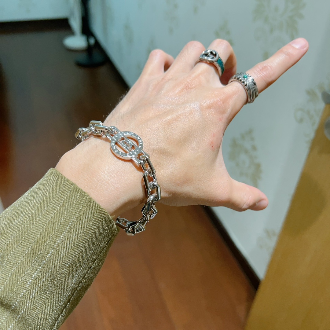 “Bvlgari Divas’ Dream Series: Impeccable Detail and Elegant Gold Bracelet Sizes” - 图片 7