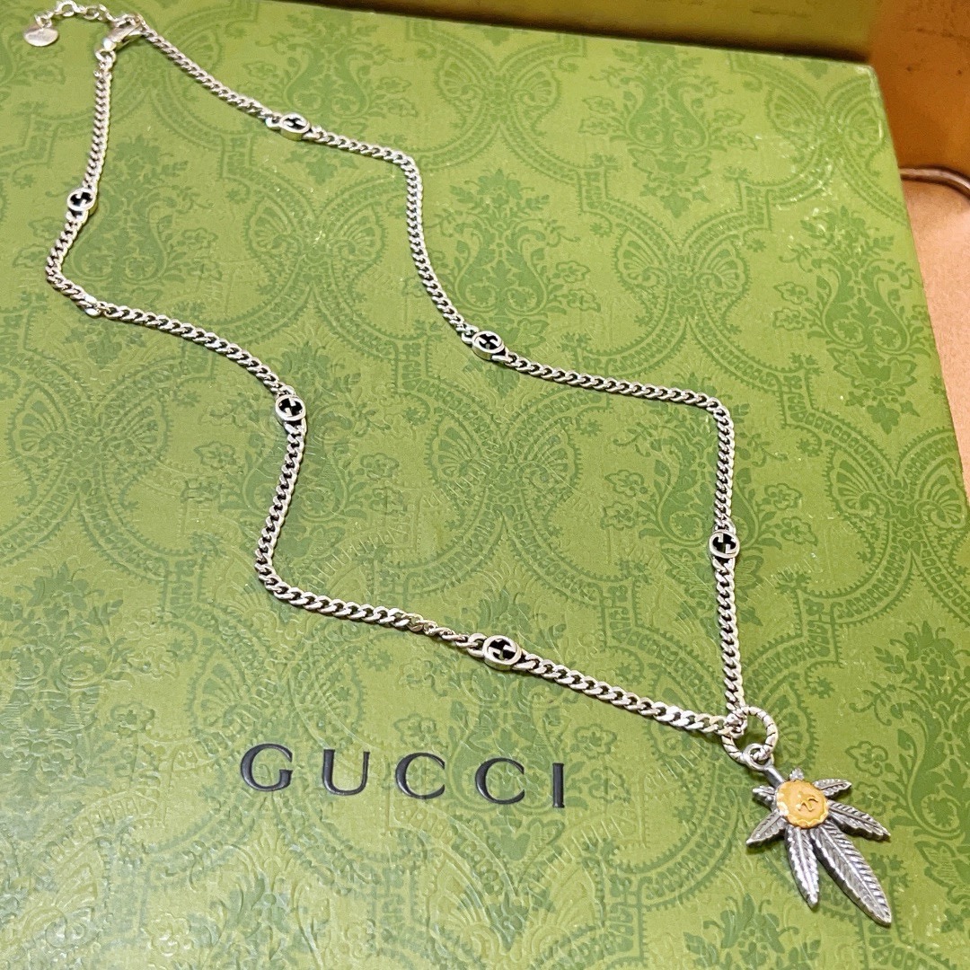 NO:106150,The latest model of Gucci necklace is higher in chain grade, star style, the same Anger Forest series double G Gucci necklace silver necklace, can be automatically adjusted, details are used to treat the version, non-market bright style, this model is always available, Gucci is popular in it, very easy to match with trendy clothes, jewelry quality, gucci, necklace19860909批 古驰项链最新款链条档次更高明星同款Anger Forest系列双G古驰项链银项链 可自动调节长度 细节对版做旧处理 非市面亮面版型 这款一直在出 古驰里面热卖款 非常好搭配潮流衣服,饰品精品,gucci,necklace,Jewelry
