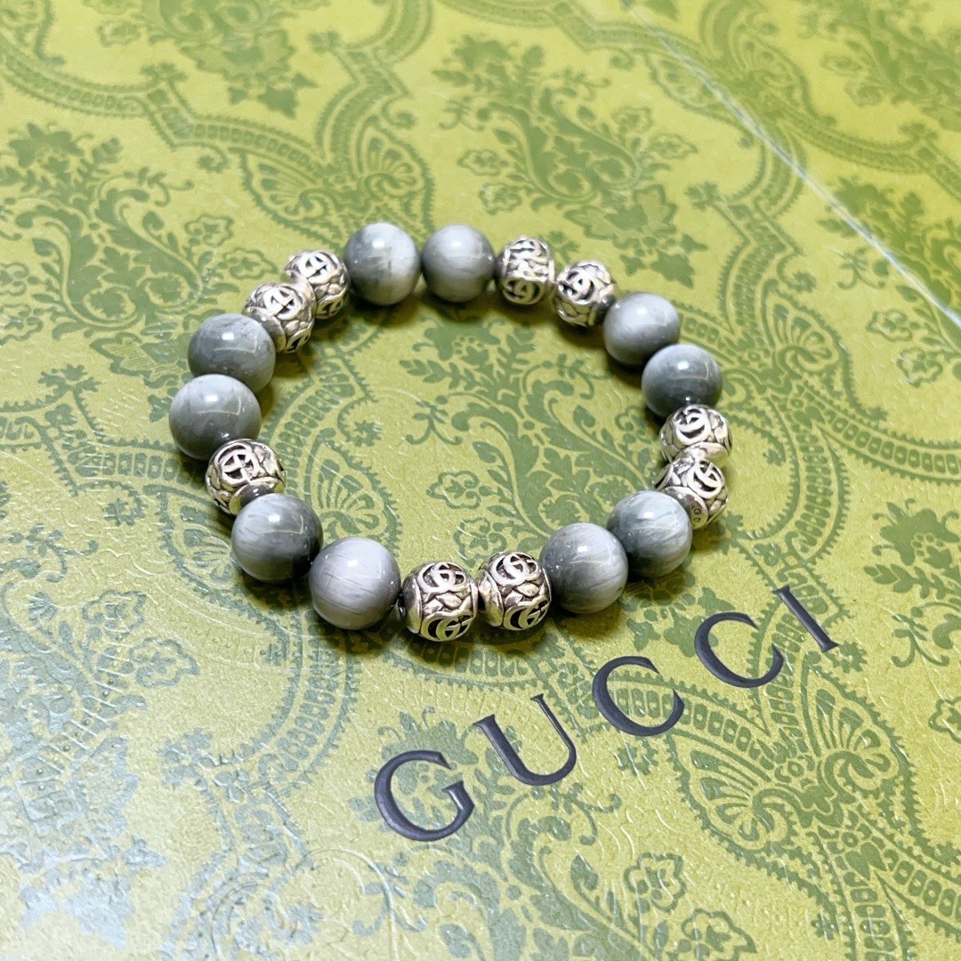 NO:106154,Buy Gucci bracelets are the same as men and women. The latest natural gray crystal bracelet is higher in grade. Stars are the same as Anger Forest series double g gray crystal bracelets. Noble natural stone, supports stone inspection. Size: 16-24 cm. Details are used to treat the version. Non-market bright style. This one is always being made on the market. Gucci is popular in the best version. Very easy to match clothes, fine accessories, gucci, bracelet19860909批 古驰手链男女同款 最新款天然灰晶石手链档次更高明星同款Anger Forest系列双g灰晶石手链 高贵天然石,支持验石 尺寸:16-24厘米 细节对版做旧处理 非市面亮面版型 非市面普通做这款一直在出 古驰里面热卖款 非常好搭配衣服,饰品精品,gucci,bracelet,Jewelry