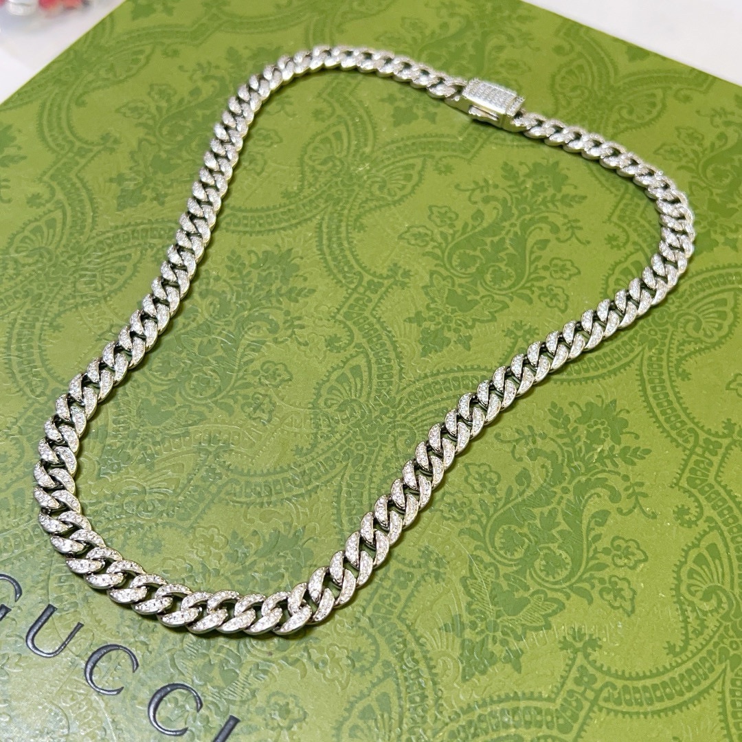 NO:106156,The new year model is the latest model of the domineering and handsome Gucci necklace, full diamond chain, and the same model as the star. It took more than a month to make it meticulously and hand-made to create the perfect latest model. Anger Forest series double G Gucci necklace, clavicle chain, details and version non-market glossy version. This model has been released. Gucci is very good at matching trendy clothes, fine accessories, gucci, necklace19860909批(奢华款)新年款 霸气帅古驰项链最新款满钻链条档次更高明星同款.花了一个多月做出来精工细致纯手工打造完美的最新款式 Anger Forest系列双G古驰项链 锁骨链 细节对版非市面亮面版型 这款一直在出 古驰里面热卖款 非常好搭配潮流衣服,饰品精品,gucci,necklace,Jewelry