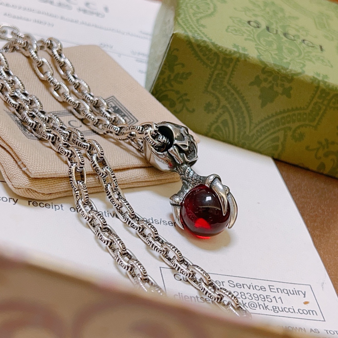 NO:106162,The new product is not released or released. The first choice for online celebrities selling Douyin. The latest model of Gucci necklace has a higher chain. The same style as star Anger Forest series double g natural red agate inlaid with high-end necklace. The design is elegant and unique. The combination of high-end clothes is more elegant and unique. The details are retro. The non-market bright version is available. This model has been released. Gucci is very good at matching, fine jewelry, gucci, necklace19860909批 新品发售不爆不发 抖音带货网红首选 古驰项链最新款链条档次更高明星同款Anger Forest系列双g天然红玛瑙镶嵌高端项链 设计的优雅与独特魅力 让高档的衣服搭配更有气质 出去更有牌面和个性 细节对版复古处理 非市面亮面版型 这款一直在出 古驰里面热卖款 非常好搭配,饰品精品,gucci,necklace,Jewelry