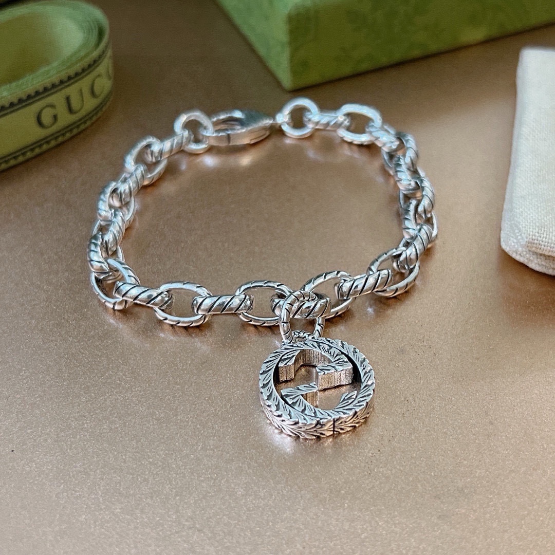 NO:106164,. The latest release of Gucci Gucci bracelets. The latest classic style is exquisite, regardless of style or texture. You can understand the original logo at a glance. Super nice. The best choice for matching clothes. It is a must-have artifact for men and women. The number of codes is 17.18.19.20.21.22.23.24, jewelry quality, gucci, gucci, bracelet19860909批. 最新出炉 Gucci古驰手链最新款的经典款 精致无论款式 质感 都是绝对的顶尖feel 只要看一眼就懂了原版logo 超 nice 搭配衣服最佳的选择,男女同款必备神器 码数17.18.19.20.21.22.23.24,饰品精品,gucci,gucci,bracelet,Jewelry
