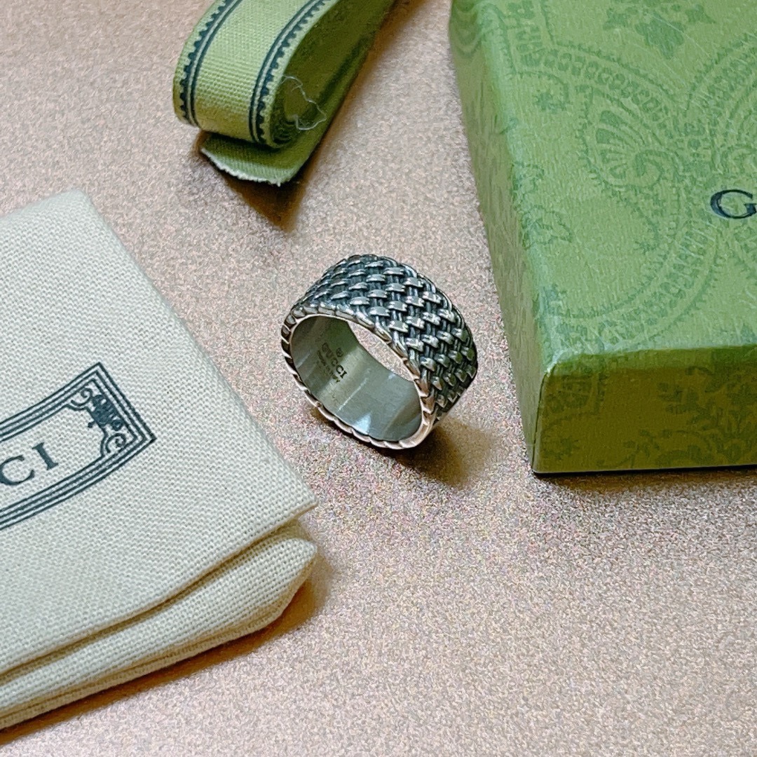 NO:106157,The latest styles of Gucci rings are higher in grades. Stars are the same style. The double G pure handmade craftsmanship of Gucci rings. Details are pure hand-processed. Non-market glossy versions are available. Gucci is popular in the Gucci ring. Very easy to match with fashionable clothes. 7 8 9 10 11. Premium accessories, gucci, ring19860909批.古驰戒指最新款款式档次更高明星同款Anger Forest系列双G纯手工制作工艺 古驰戒指 细节对版纯手工处理 非市面亮面版型 这款一直在出 古驰里面热卖款 非常好搭配潮流衣服码数美7 8 9 10 11,饰品精品,gucci,ring,Jewelry