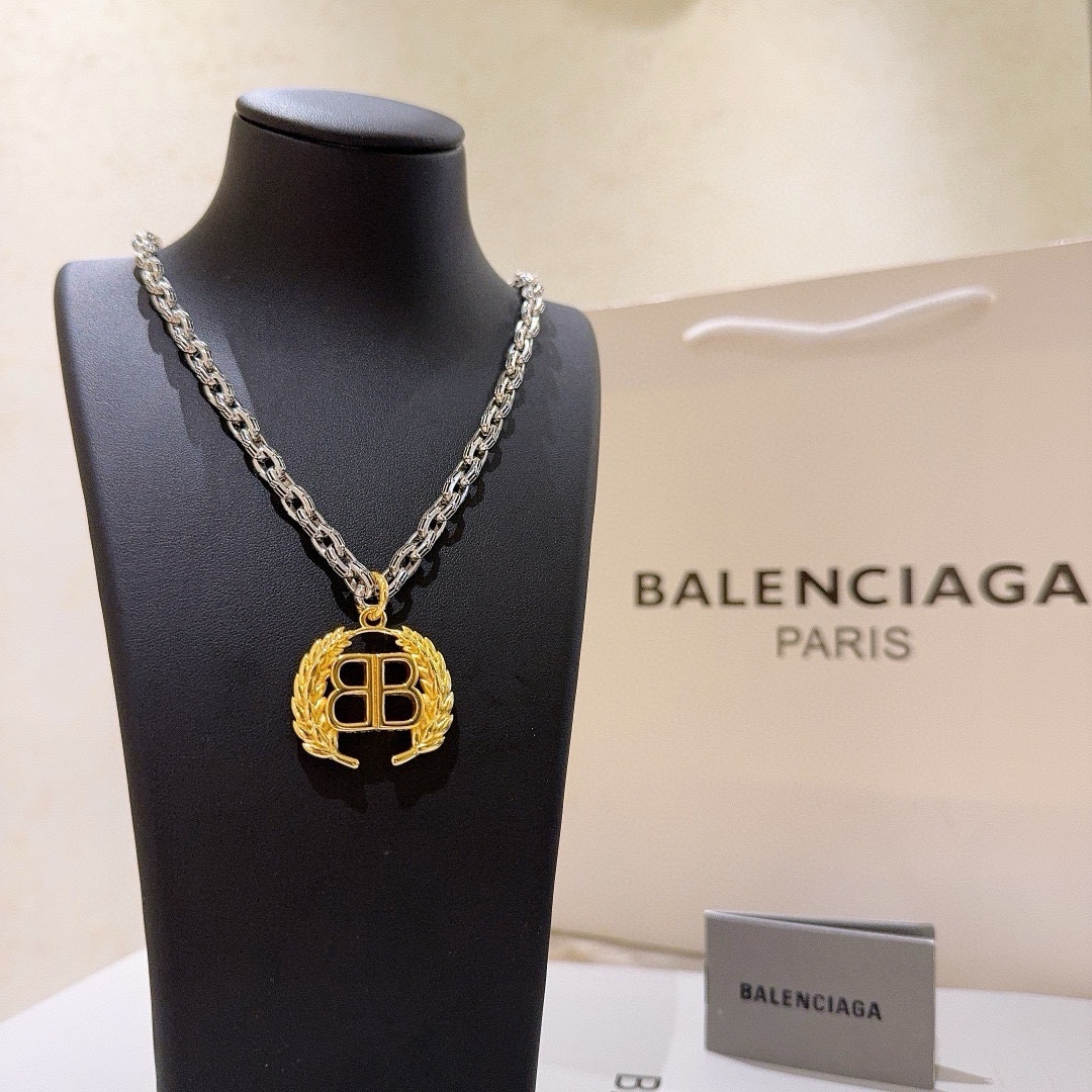 Balenciaga luxury necklace 4