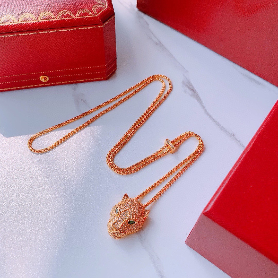 NO:106174,[Seiko Version] Cartier Cartier Necklace [Strong] 1:1 Leopard Necklace Shipping Classic Noble Style, Luxurious Full Diamond Sweet Leopard Design Exclusive Real Shot Electroplating 18k Gold Crafts Counter Version One-to-one Quality Matching Emerald Leopard Eyes Make the Leopard's Demeanor More Domineering Full Diamond Leopard Body Same Model, Men and Women, Boutique Jewelry, Cartier, Necklace19860909批【精工版本】Cartier 卡地亚项链[强]1:1豹子项链出货经典贵族范儿、奢华满钻抚媚豹子设计独家实拍 电镀18k金工艺 专柜版本 一比一质量搭配祖母绿豹眼 使豹子神态更加动人霸气满钻豹身男女同款,饰品精品,cartier,cartier,necklace,Jewelry