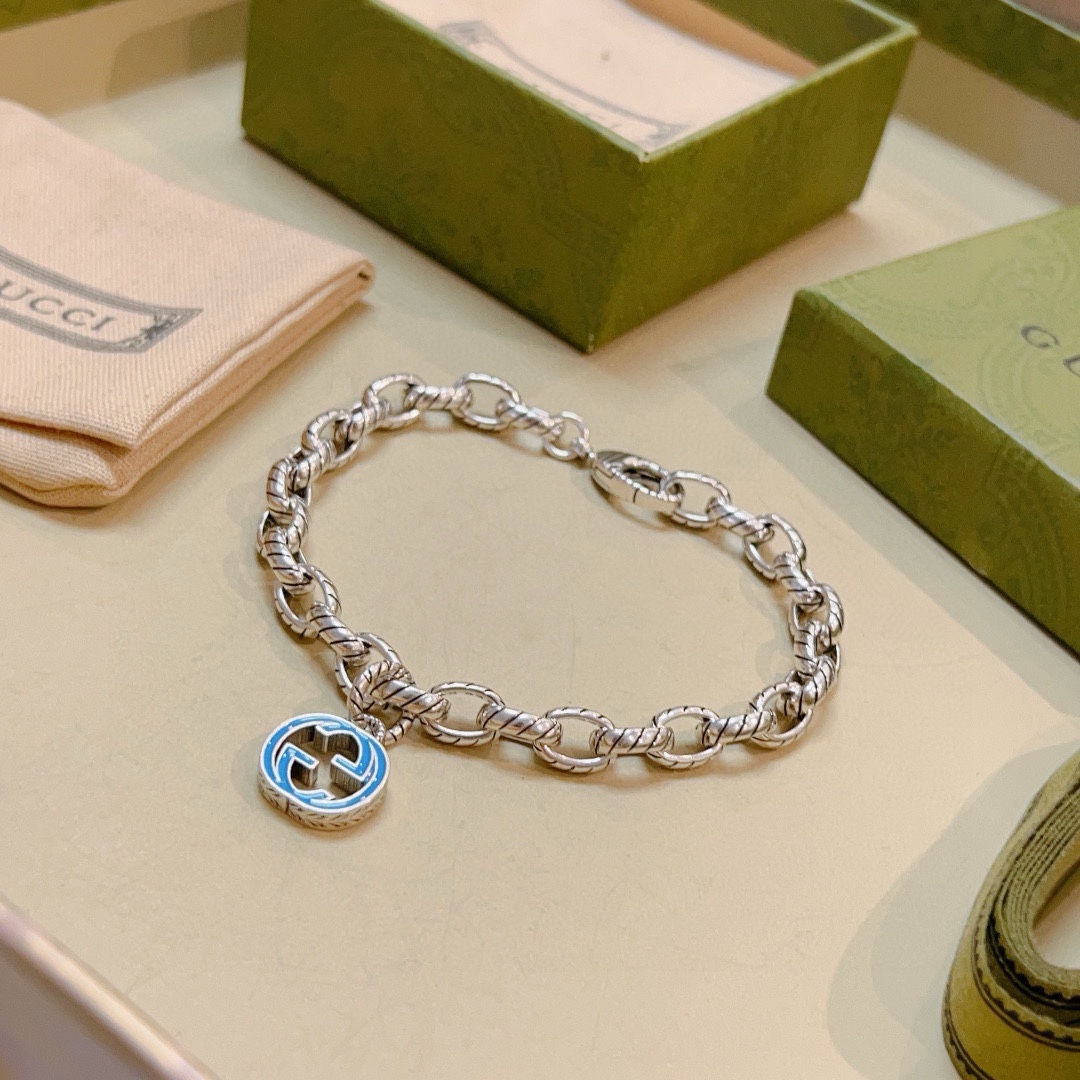 NO:106674,. The latest release of Gucci Gucci bracelets. The latest classic style is exquisite, regardless of style or texture. You can understand the original logo at a glance. Super nice. The best choice for matching clothes. It is a must-have artifact for men and women. Number of codes 17.18.19.20.21.22, jewelry quality, gucci, gucci, bracelet19860909批. 最新出炉 Gucci古驰手链最新款的经典款 精致无论款式 质感 都是绝对的顶尖feel 只要看一眼就懂了原版logo 超 nice 搭配衣服最佳的选择,男女同款必备神器 码数17.18.19.20.21.22,饰品精品,gucci,gucci,bracelet,Jewelry