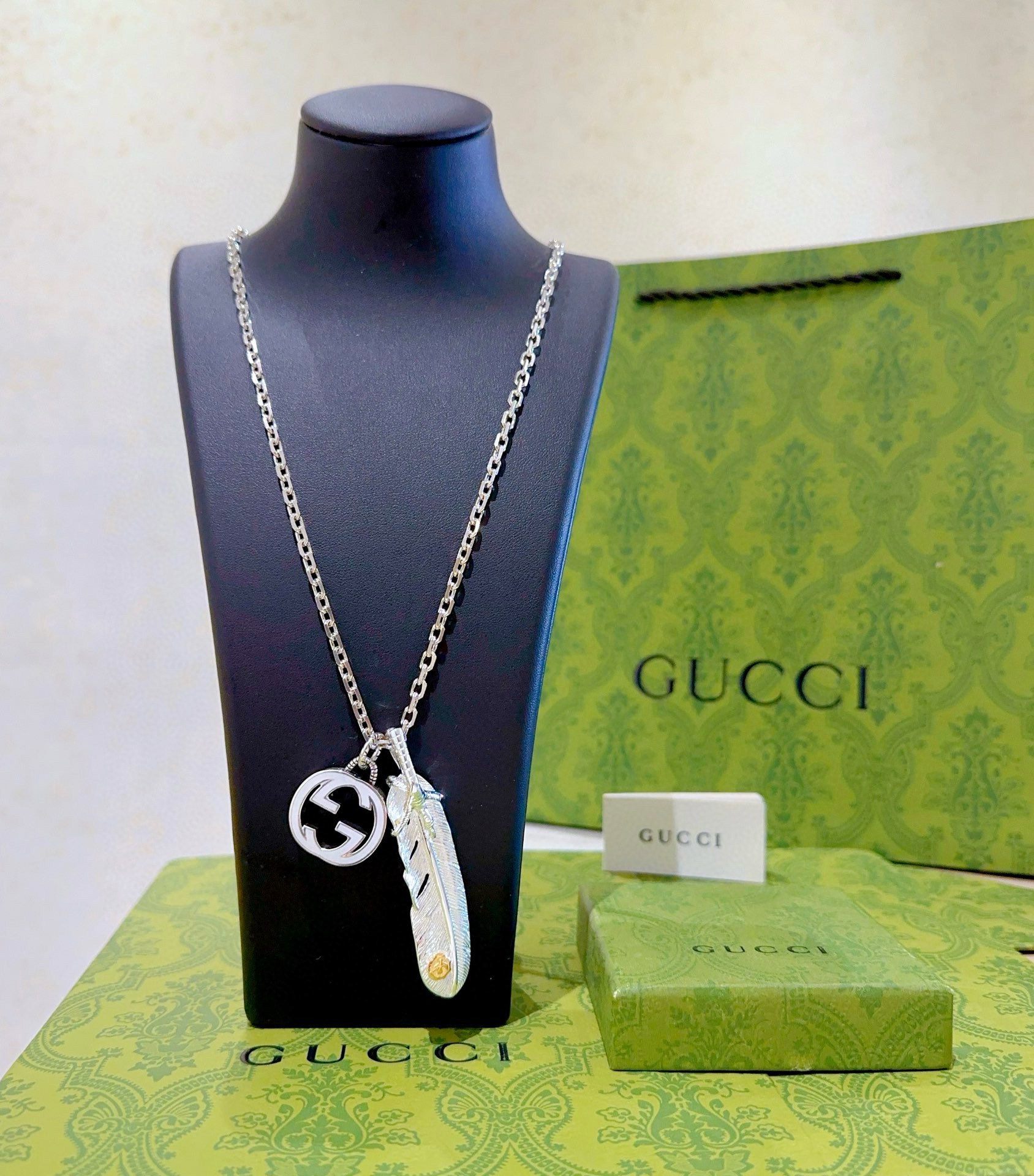 NO:106694,Takahashi Feather Gucci Necklace Gucci Necklace Latest chain grade Stars same style Anger Forest series double G new Gucci Necklace Details are used for the old version Non-market glossy version This model has been released. Gucci is very easy to match with trendy clothes, jewelry quality, gucci, necklace19860909批 高桥羽毛古驰项链古驰项链 最新款链条档次更高明星同款Anger Forest系列双G新款古驰项链 细节对版做旧处理 非市面亮面版型 这款一直在出 古驰里面热卖款 非常好搭配潮流衣服,饰品精品,gucci,necklace,Jewelry