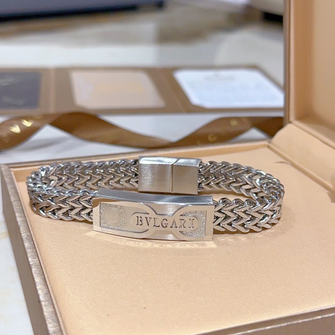 BVLGARI Gold Bracelet from Bolly DIVAS’ DREAM Series with Logo – Classic and Elegant Design for Men and Women - 图片 4