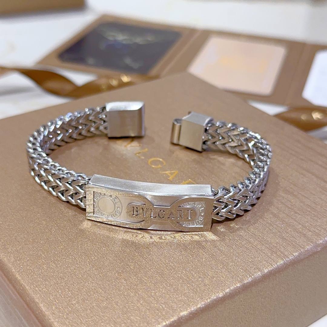 BVLGARI Gold Bracelet from Bolly DIVAS’ DREAM Series with Logo – Classic and Elegant Design for Men and Women - 图片 2