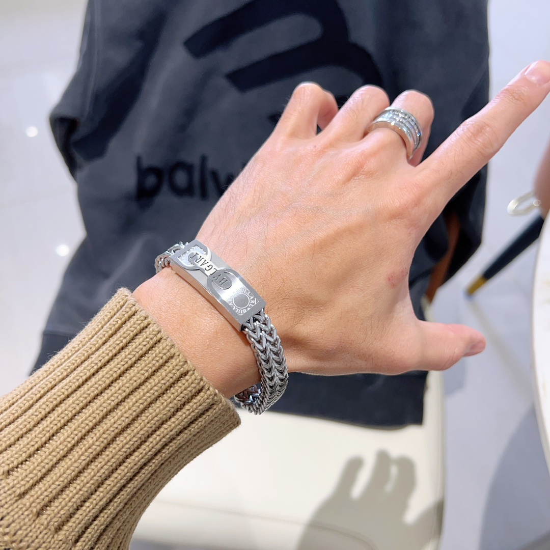 BVLGARI Gold Bracelet from Bolly DIVAS’ DREAM Series with Logo – Classic and Elegant Design for Men and Women - 图片 3