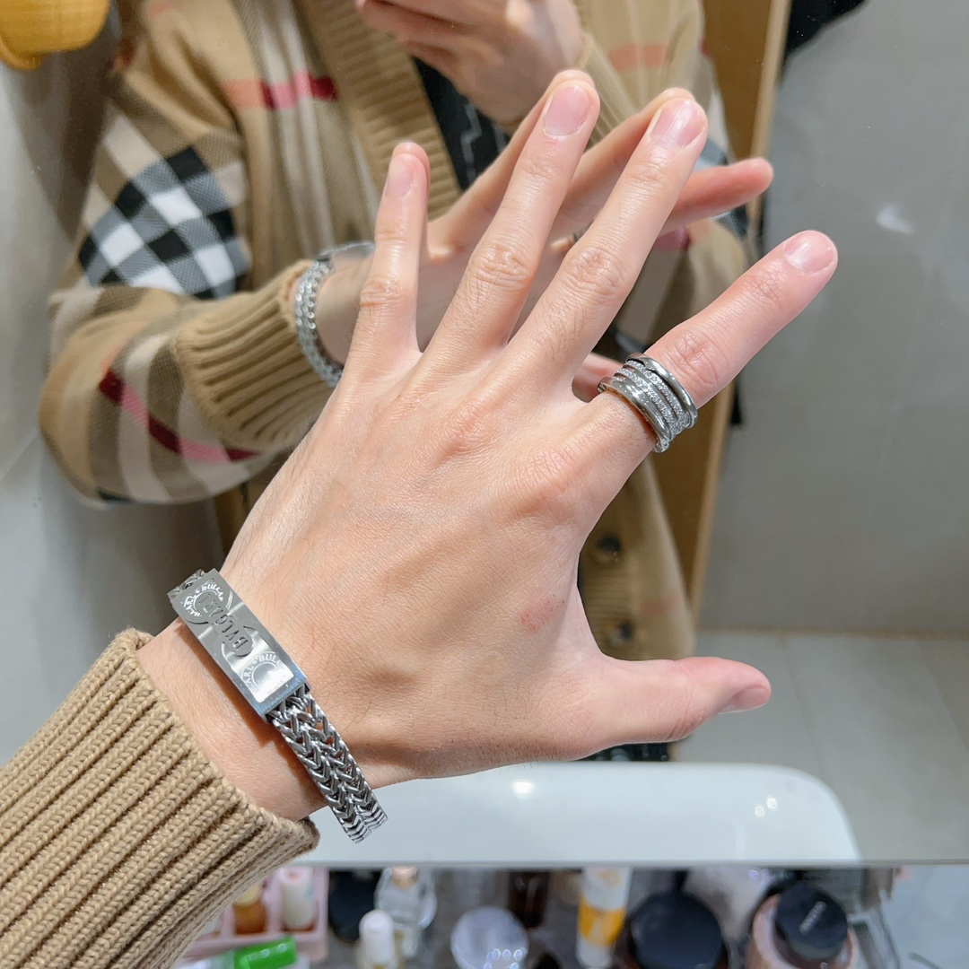 BVLGARI Gold Bracelet from Bolly DIVAS’ DREAM Series with Logo – Classic and Elegant Design for Men and Women - 图片 8