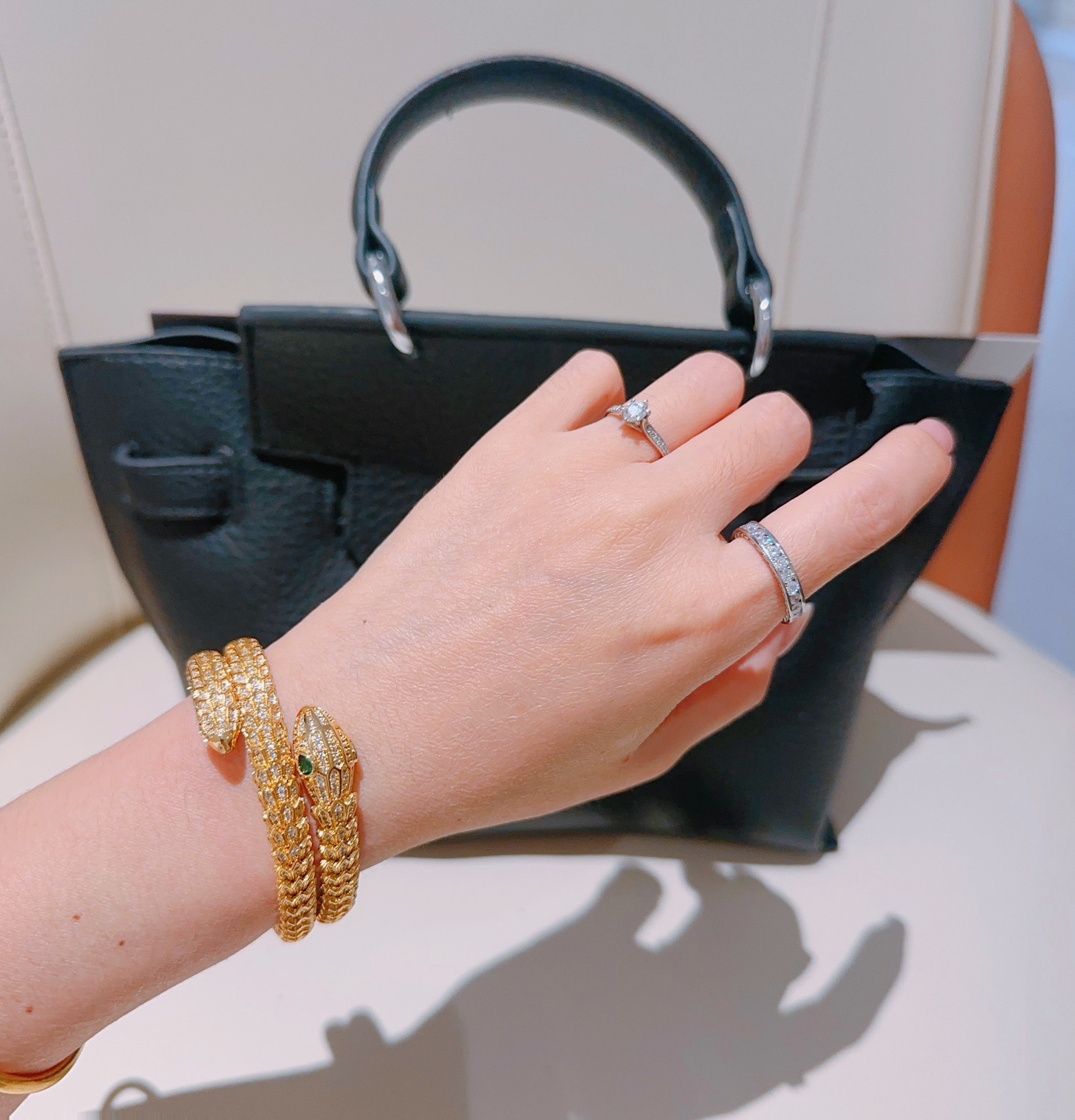 Luxurious Serpenti Viper Gold Bracelet with Diamonds: Elegant and Powerful Beauty - 图片 6