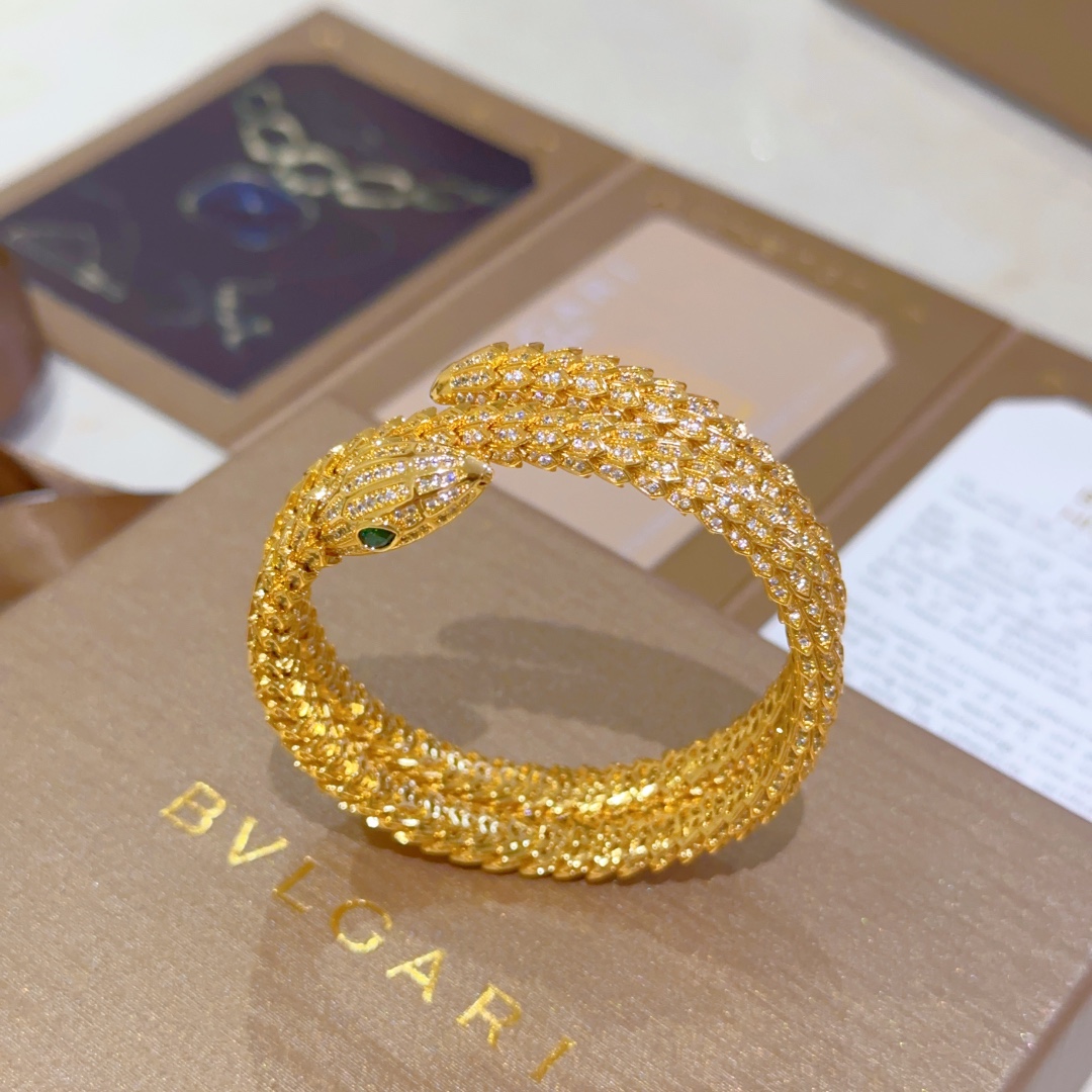 Luxurious Serpenti Viper Gold Bracelet with Diamonds: Elegant and Powerful Beauty - 图片 1