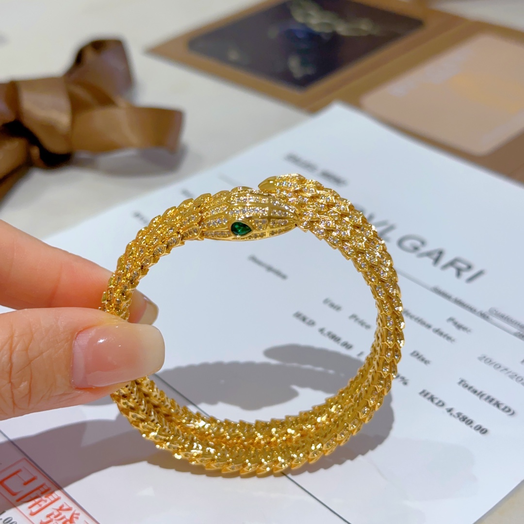 Luxurious Serpenti Viper Gold Bracelet with Diamonds: Elegant and Powerful Beauty - 图片 4