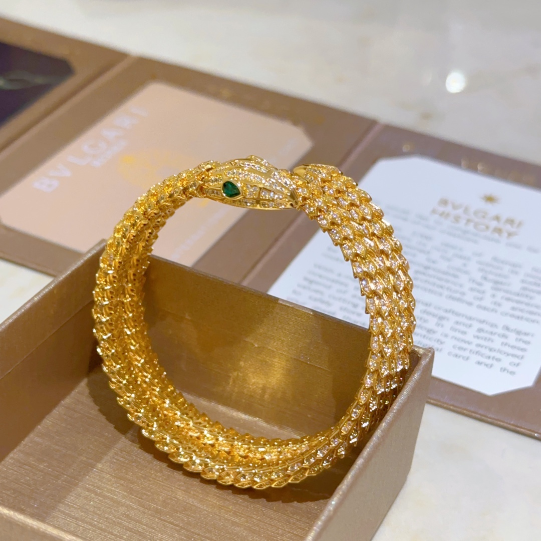 Luxurious Serpenti Viper Gold Bracelet with Diamonds: Elegant and Powerful Beauty - 图片 7