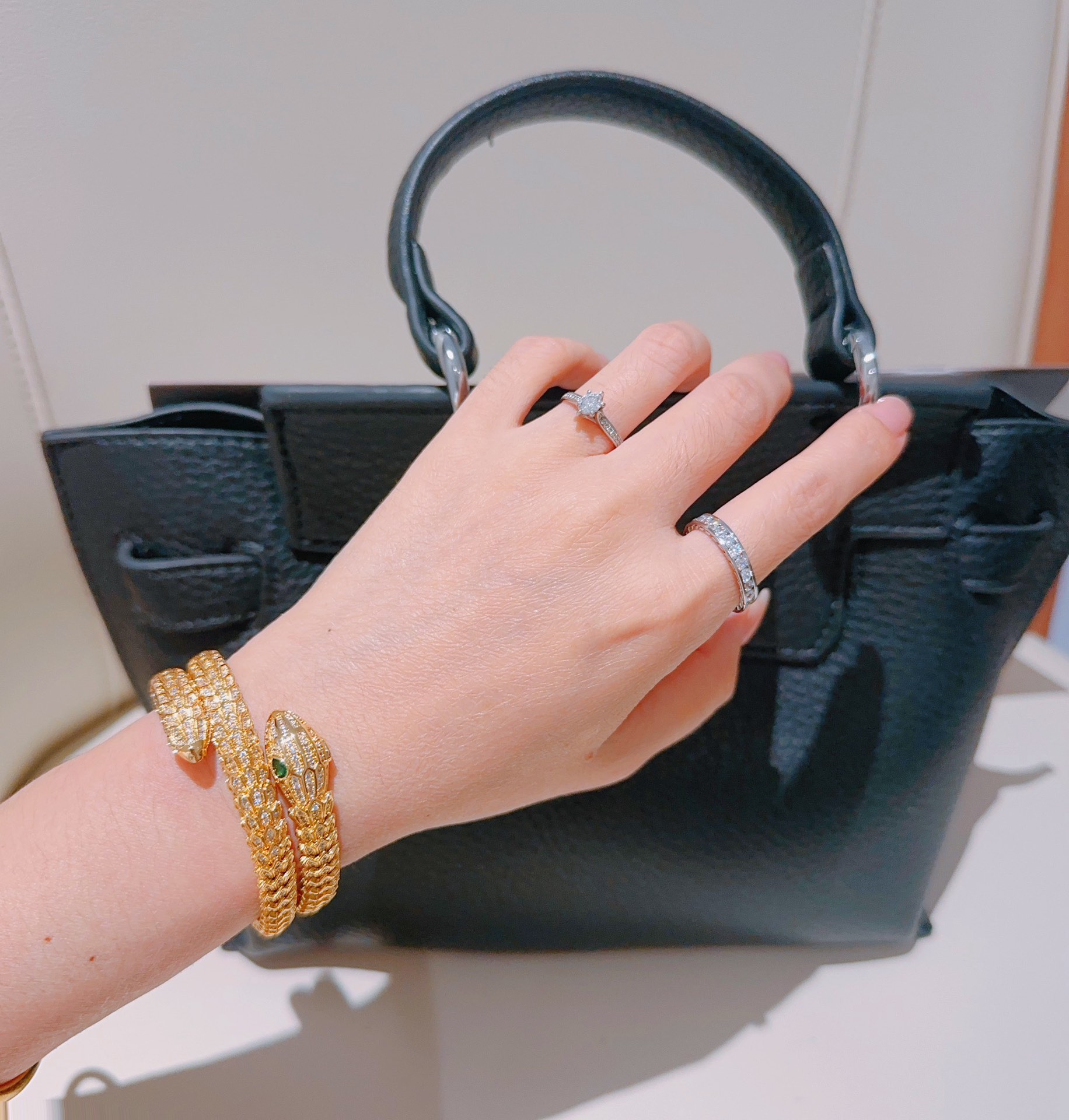 Luxurious Serpenti Viper Gold Bracelet with Diamonds: Elegant and Powerful Beauty - 图片 3
