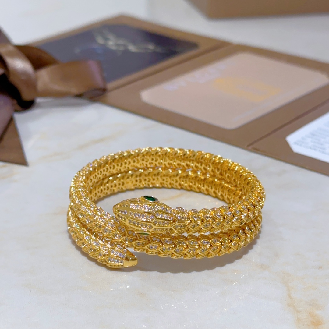 Luxurious Serpenti Viper Gold Bracelet with Diamonds: Elegant and Powerful Beauty - 图片 2