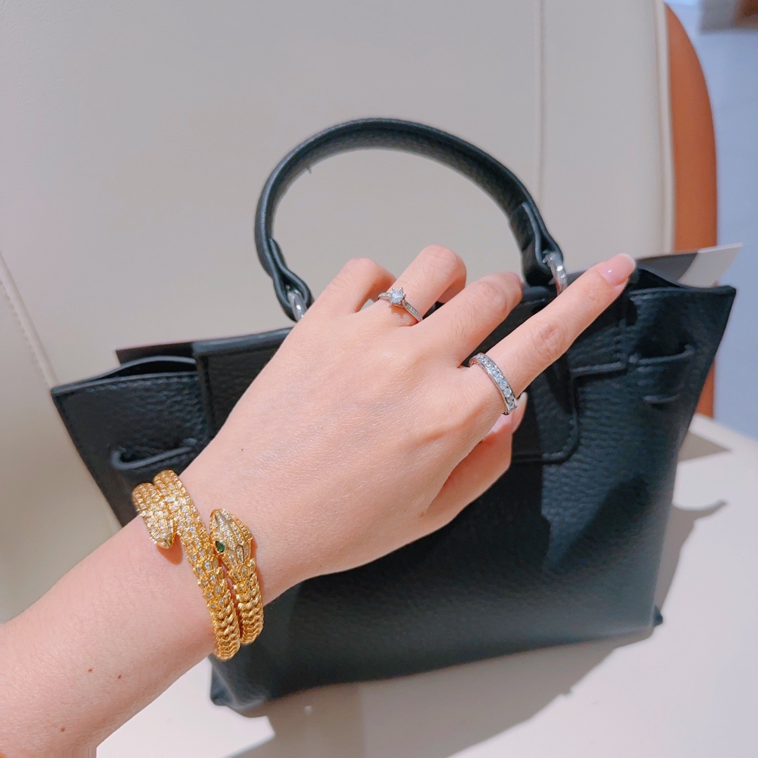 Luxurious Serpenti Viper Gold Bracelet with Diamonds: Elegant and Powerful Beauty - 图片 9