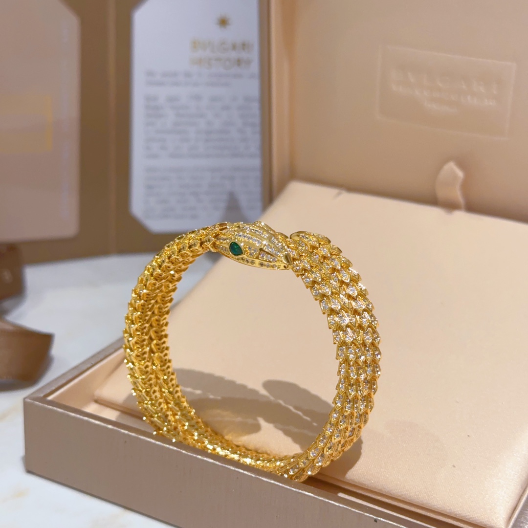 Luxurious Serpenti Viper Gold Bracelet with Diamonds: Elegant and Powerful Beauty - 图片 8