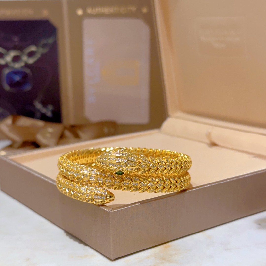 Luxurious Serpenti Viper Gold Bracelet with Diamonds: Elegant and Powerful Beauty - 图片 5