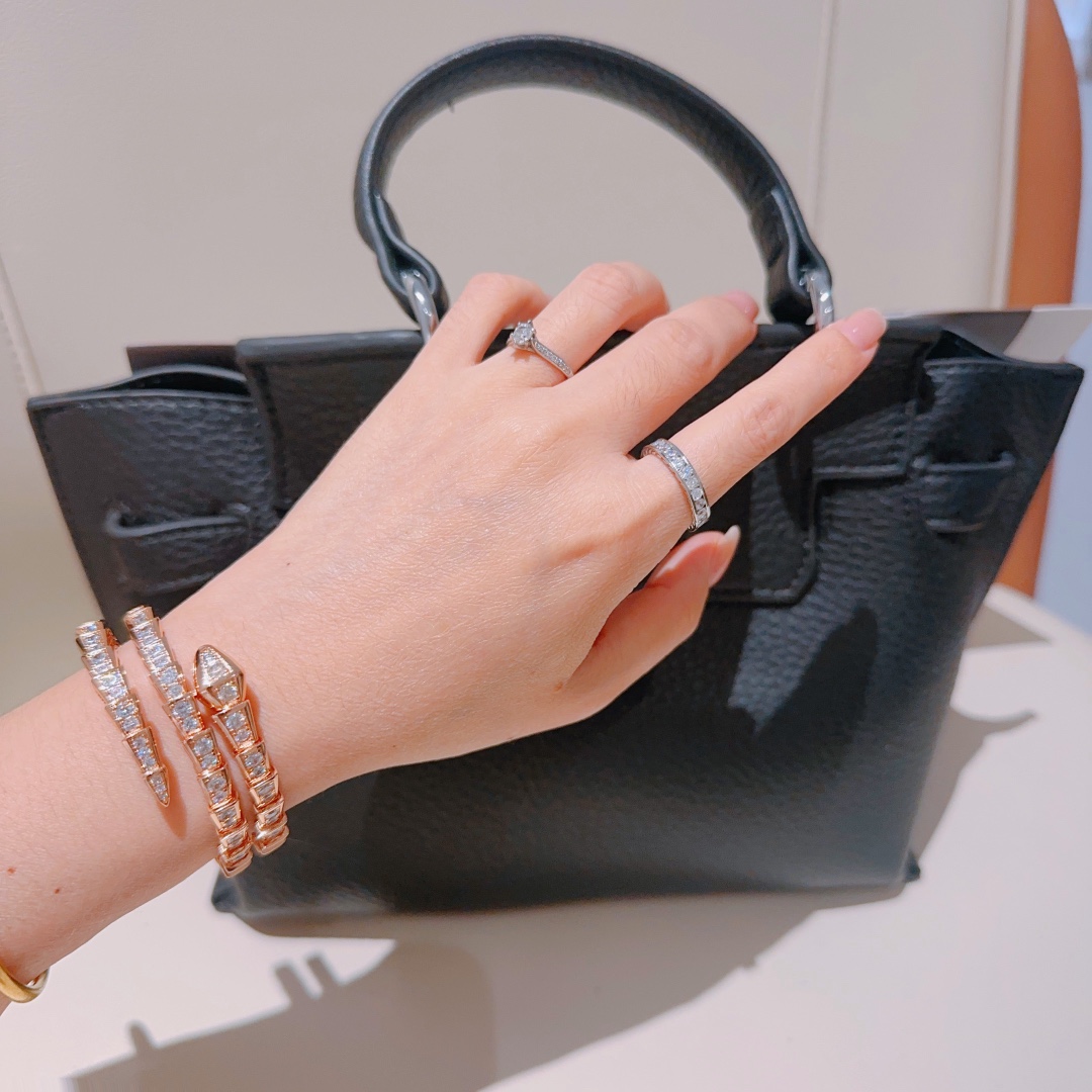 Luxurious Serpenti Viper Bracelet in V Gold with Diamonds Exudes Elegance. - 图片 3