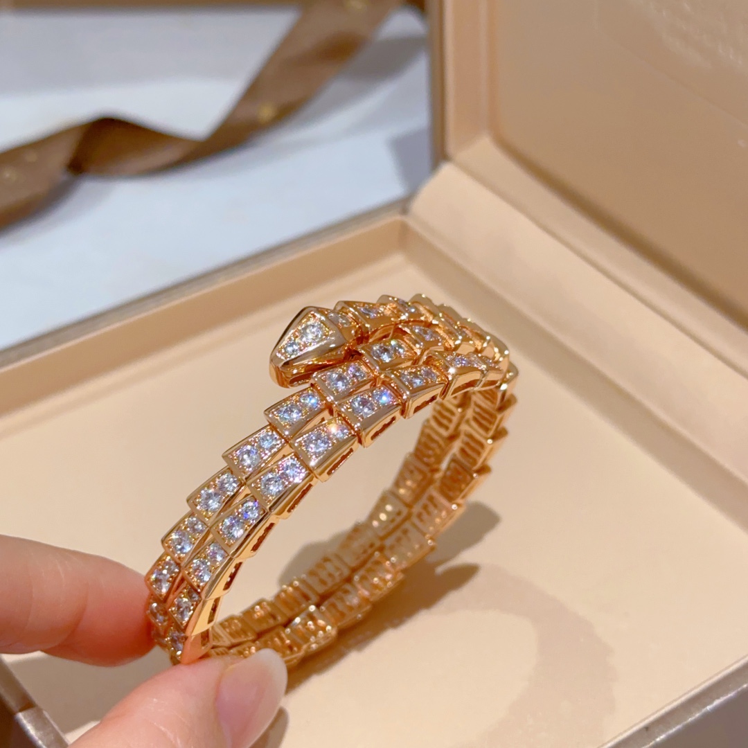 Luxurious Serpenti Viper Bracelet in V Gold with Diamonds Exudes Elegance. - 图片 7