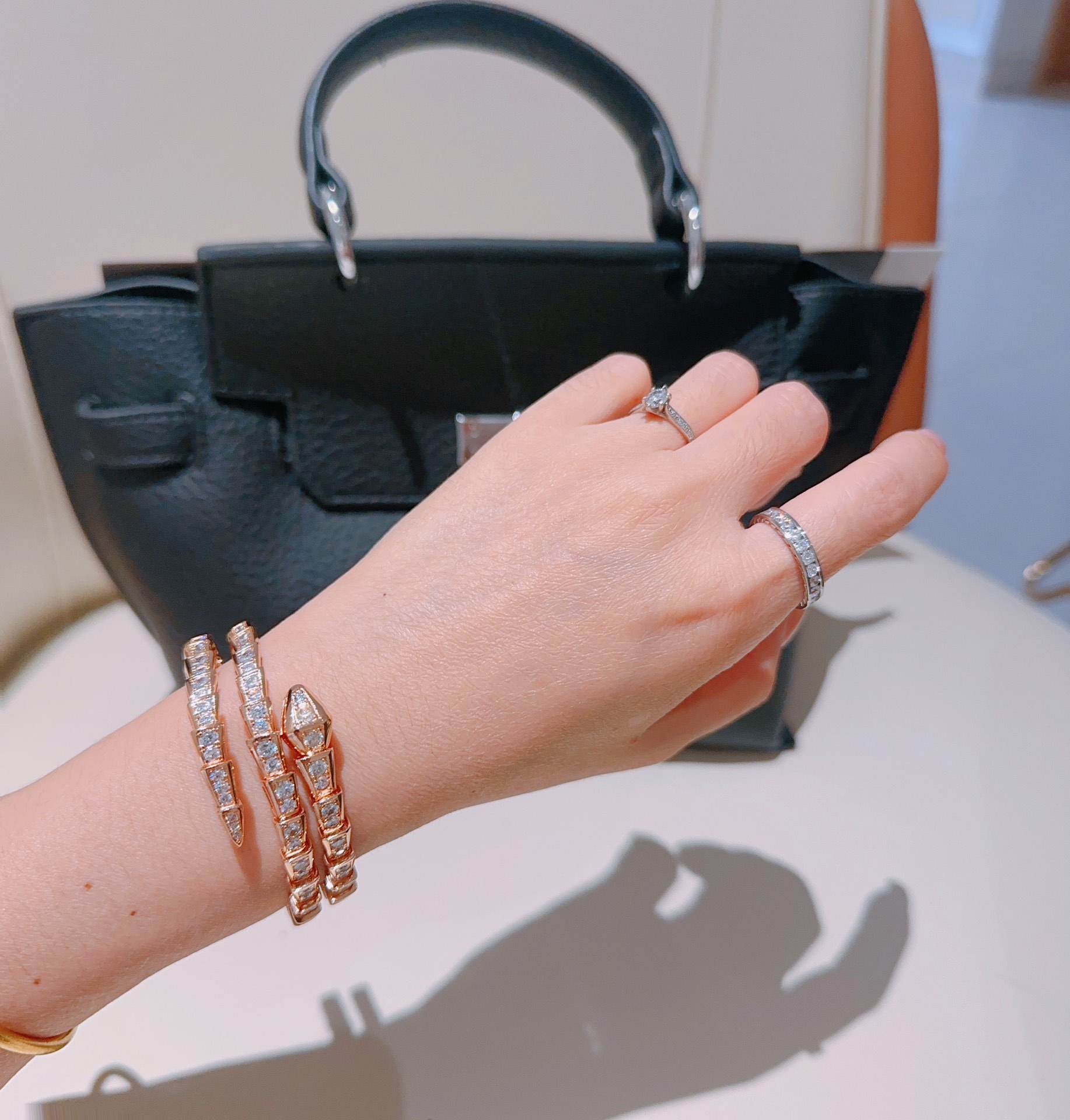 Luxurious Serpenti Viper Bracelet in V Gold with Diamonds Exudes Elegance. - 图片 9