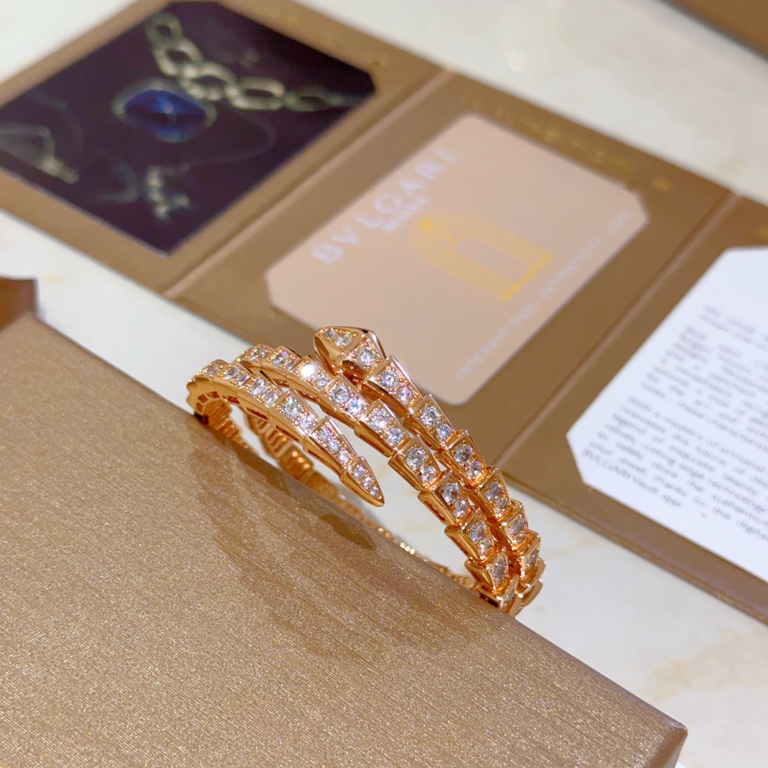 Luxurious Serpenti Viper Bracelet in V Gold with Diamonds Exudes Elegance. - 图片 5