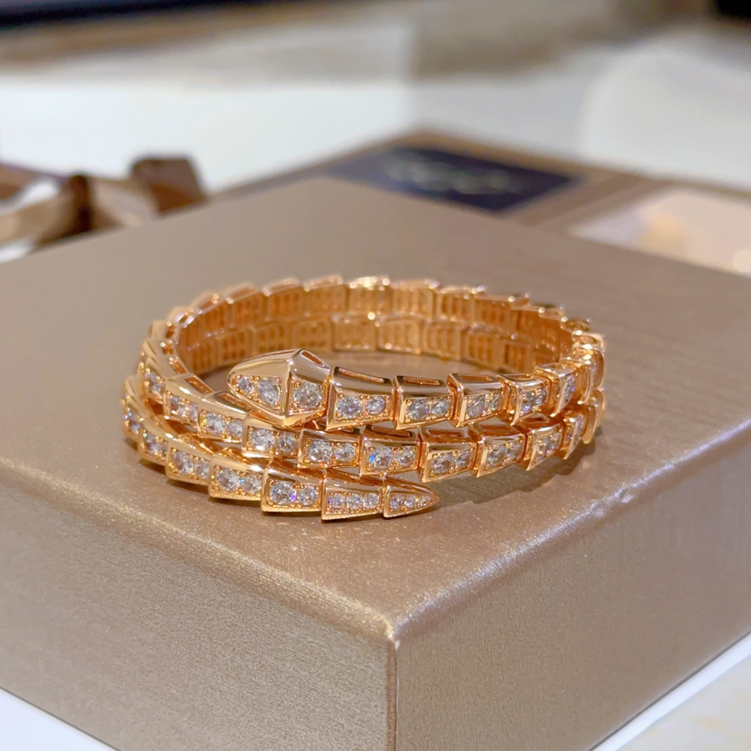 Luxurious Serpenti Viper Bracelet in V Gold with Diamonds Exudes Elegance. - 图片 8