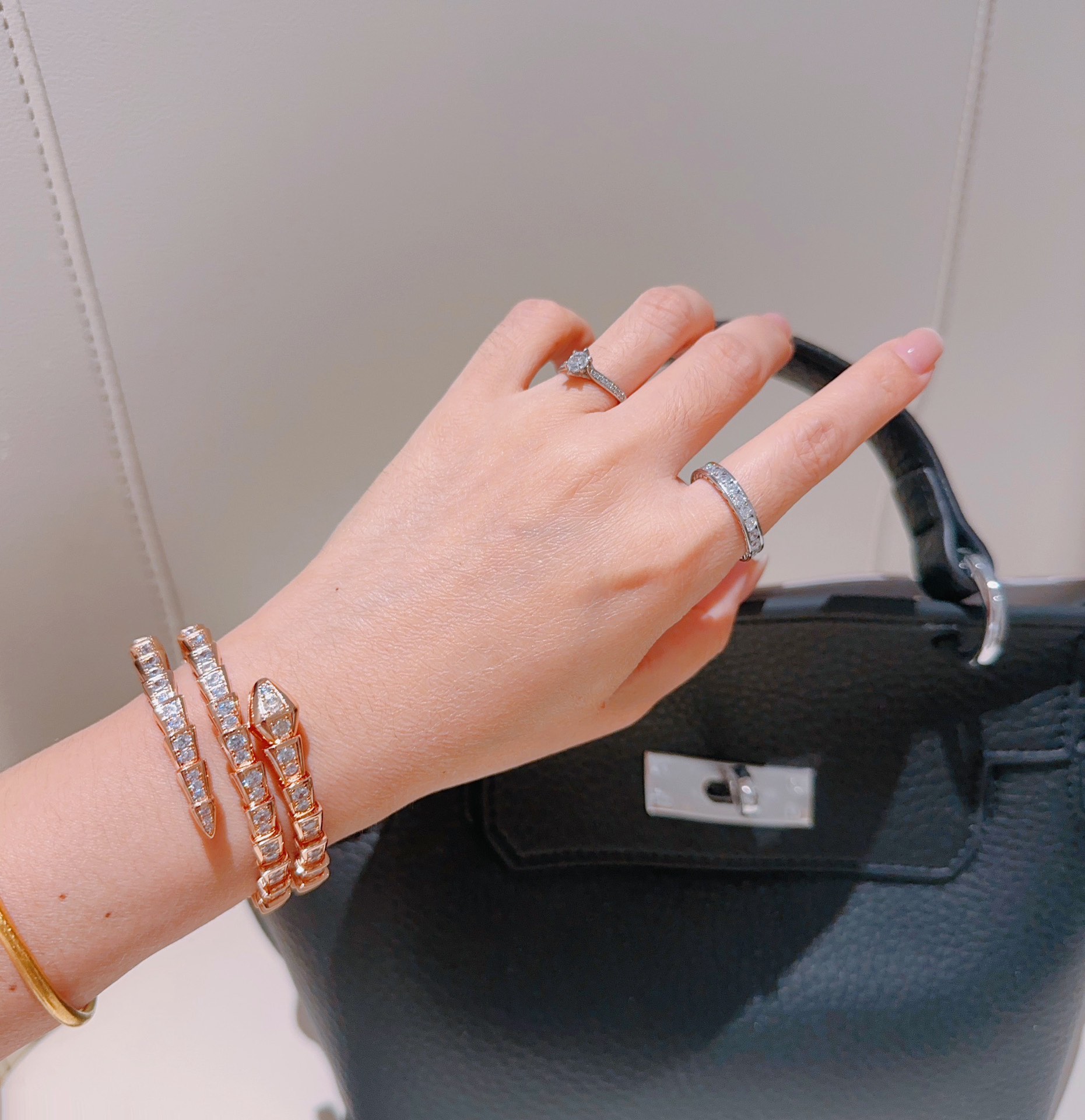 Luxurious Serpenti Viper Bracelet in V Gold with Diamonds Exudes Elegance. - 图片 6