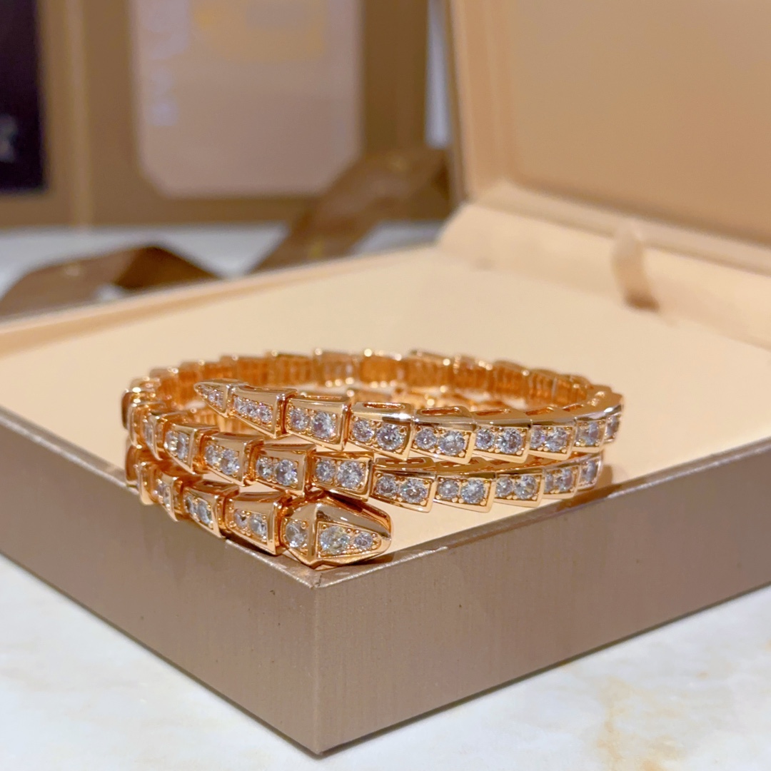 Luxurious Serpenti Viper Bracelet in V Gold with Diamonds Exudes Elegance. - 图片 4