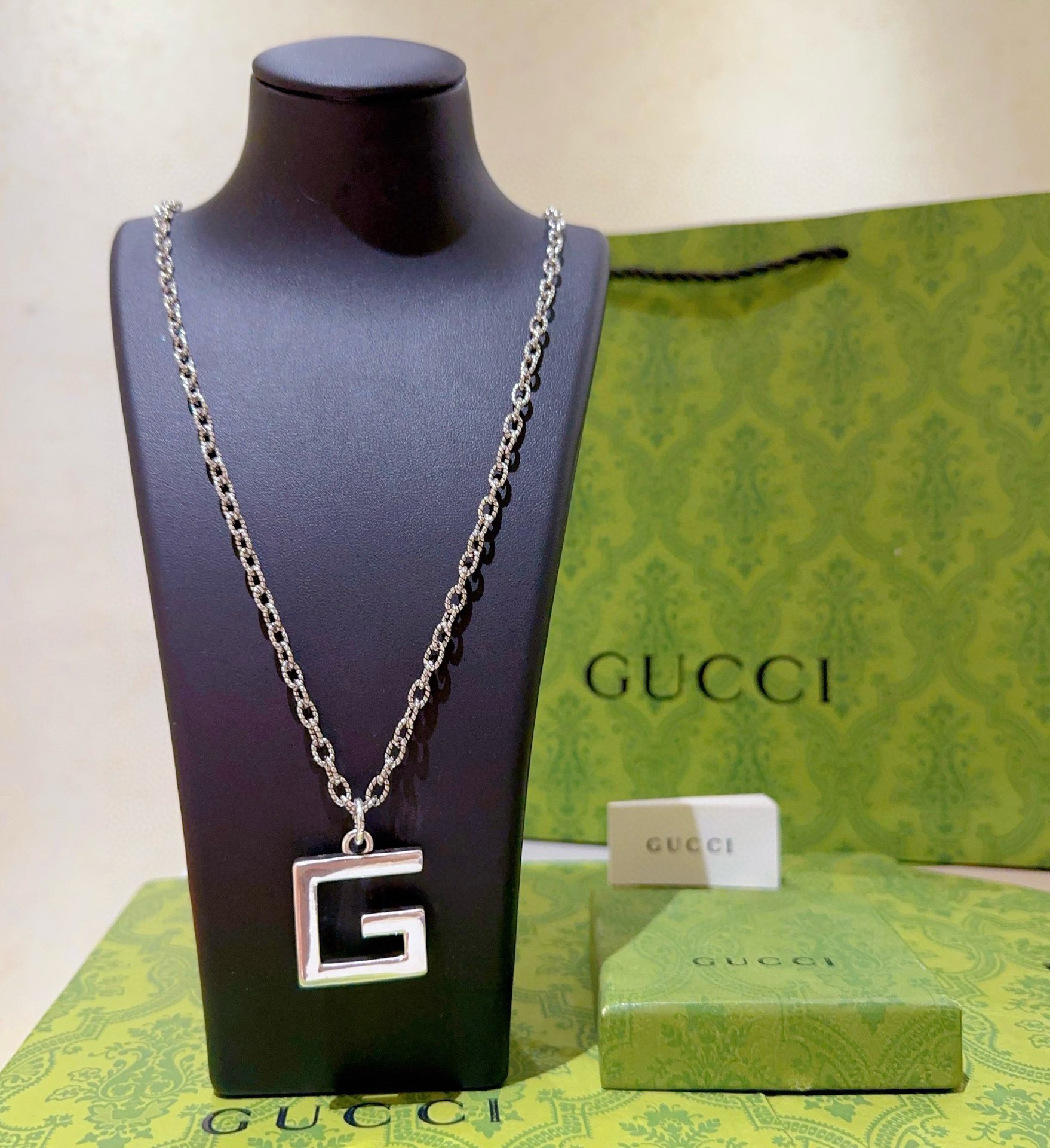 NO:106713,Batch: New products are released without any explosion. The first choice for online celebrities selling goods on Douyin. The latest model of Gucci necklace has a higher chain. Celebrities have the same Anger Forest series design concept. Retro necklace makes high-end clothes more elegant and more brand-name and personality when going out. Details are used to treat the version. Non-market bright style. This model has been released. Gucci is very good at matching. Premium accessories, gucci, necklace19860909批  新品发布不爆不发 抖音带货网红首选 古驰项链最新款链条档次更高明星同款Anger Forest系列设计理念复古项链 让高档的衣服搭配更有气质 出去更有牌面和个性 细节对版做旧处理 非市面亮面版型 这款一直在出 古驰里面热卖款 非常好搭配,饰品精品,gucci,necklace,Jewelry