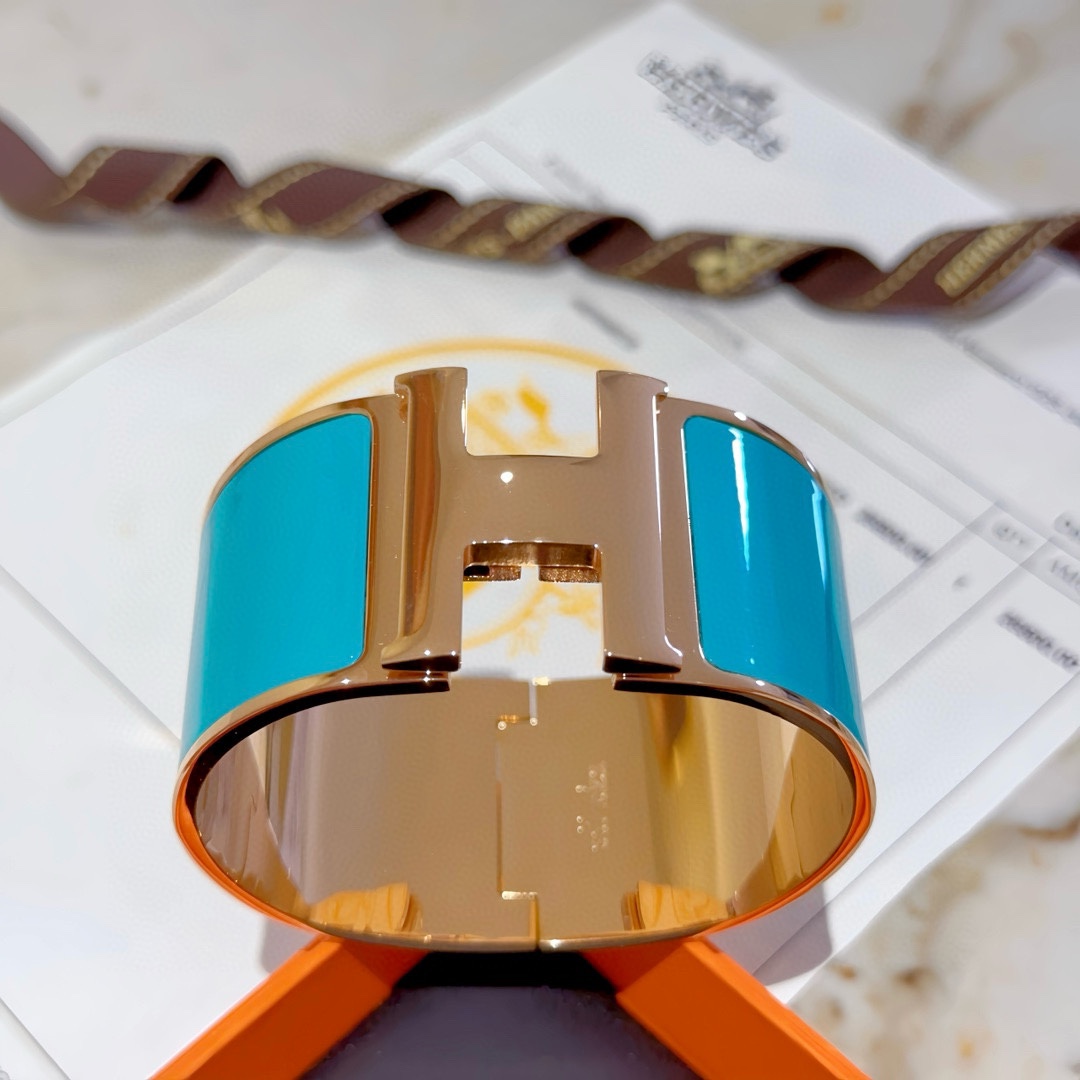NO:106702,Hermes Algarve Blue Hermes bracelet Original customization Wide version bracelet The enamel craftsmanship tests the master's craftsmanship to ensure the color is handmade [color][color] High-end customization Goddesses love Hermes hot bracelets Super exquisite goddesses Stars Same style High-end franc material, K gold texture, Seiko pure handmade products are really good. Width 33mm, jewelry quality, hermes, hermes, bracelet19860909批. Hermes 阿尔加维蓝爱马仕手镯 原版定制 宽版手镯手环 珐琅工艺太考验师傅的手艺了 要确保色泽手工制作好[色][色] 高端定制 女神 都爱爱马仕火爆手镯 超精赞各路女神 明星 同款 高端法郎材质,k金质感,精工纯手工出品上手真的赞 宽33mm,饰品精品,hermes,hermes,bracelet,Jewelry