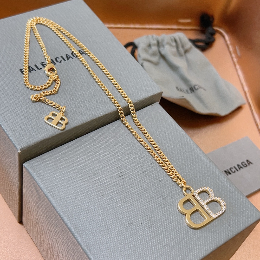 Balenciaga luxury necklace 4