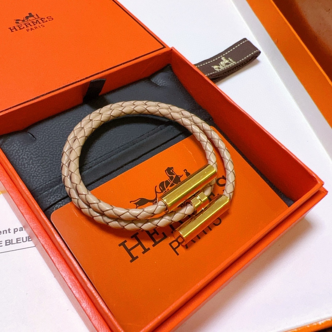 NO:106718,Bill. New Hermes bracelet braided braided braids thickened version, gold version. High-end precision version [color][color] Many internet celebrities same style. Hermes bracelets test the master's craftsmanship too much. It's not simple. [color][color] High-end customization, same style for men and women, Hermes is popular 1:1 super exquisite star. The same style k gold texture, and the high-end craftsmanship is created. It's really great to use, jewelry quality, hermes, hermes, bracelet, gold19860909批.新款Hermes爱马仕手链编织手绳加厚版 黄金版.高级精工版[色][色]众多网红同款 爱马仕手链太考验师傅的手艺了 要确保每个细节都到位不简单[色][色] 高端定制 男女同款 爱马仕火爆 1:1超精赞明星 同款 k金质感,精工高端工艺打造出炉. 上手真的赞爆,饰品精品,hermes,hermes,bracelet,gold,Jewelry
