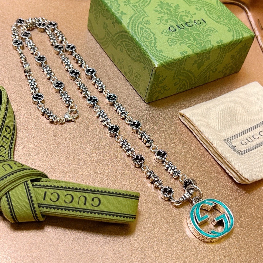 NO:106720,The latest style of Gucci necklaces is higher in chain grade, star-like Anger Forest series double G Gucci necklace Gucci retro necklace European and American trendy details are used to treat versions, non-market glossy styles This model has been released. Gucci is very easy to match with trendy clothes, fine accessories, gucci, necklace19860909批古驰项链最新款链条档次更高明星同款Anger Forest系列双G古驰项链 古驰复古项链欧美潮流风 细节对版做旧处理 非市面亮面版型 这款一直在出 古驰里面热卖款 非常好搭配潮流衣服,饰品精品,gucci,necklace,Jewelry