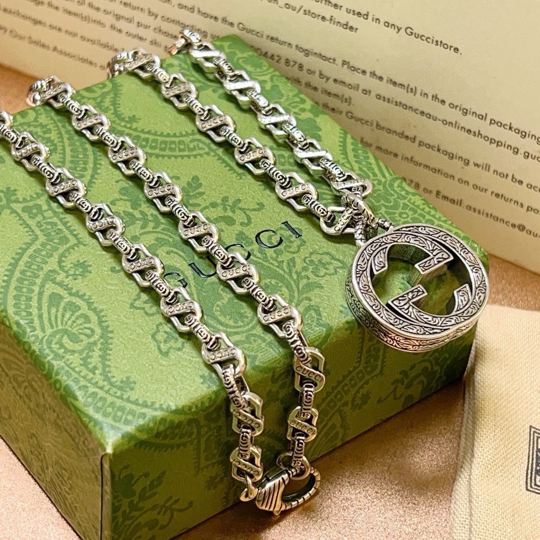 NO:106723,Comment: Too handsome. The latest model of Gucci necklace is higher in chain grade. Stars are the same classic model Gucci snake women Anger Forest series double G Gucci necklace. Details are used to treat the version. Non-market glossy style. This model has been released. Gucci is very easy to match with trendy clothes, jewelry quality, gucci, necklace19860909批 太帅啦 古驰项链最新款链条档次更高明星同款经典款古驰蛇女Anger Forest系列双G古驰项链 细节对版做旧处理 非市面亮面版型 这款一直在出 古驰里面热卖款 非常好搭配潮流衣服,饰品精品,gucci,necklace,Jewelry
