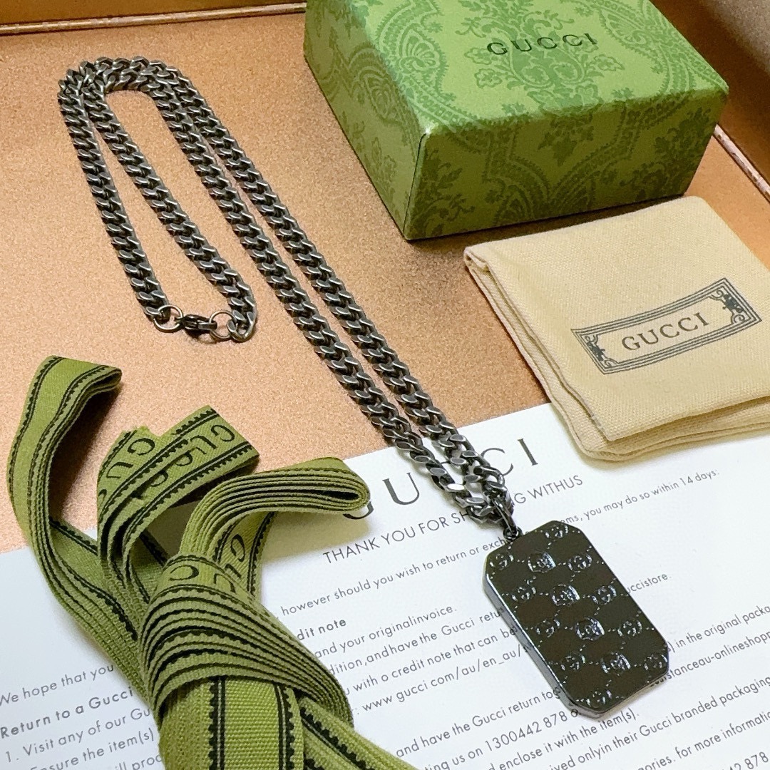 NO:106732,Batch: New products will not be released or released. The first choice for online celebrities selling goods on Douyin. The latest model of Gucci necklace has a higher chain grade. The same style of Anger Forest series double-g design concept. Retro tungsten gold necklace makes high-end clothes more elegant and more brand-name and personality when going out. Details are used to treat the version. Non-market bright style. This model has been released. Gucci is very good at matching. Premium accessories, gucci, necklace19860909批  新品发布不爆不发 抖音带货网红首选 古驰项链最新款链条档次更高明星同款Anger Forest系列双g设计理念复古钨金项链 让高档的衣服搭配更有气质 出去更有牌面和个性 细节对版做旧处理 非市面亮面版型 这款一直在出 古驰里面热卖款 非常好搭配,饰品精品,gucci,necklace,Jewelry