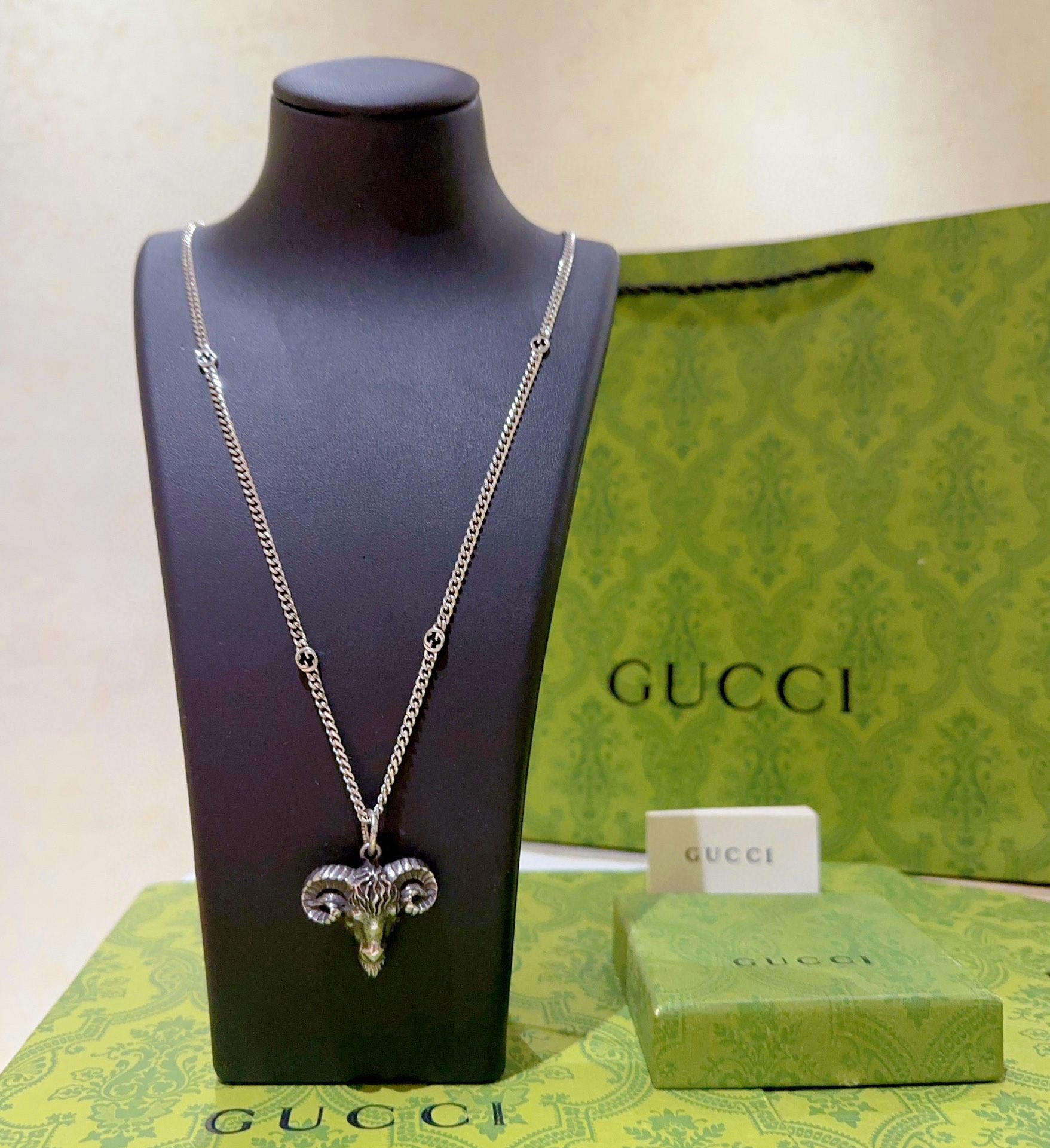 NO:106721,The first release of new products will not be released. The first choice for online celebrities in Douyin’s sales. The latest model of Gucci necklace is higher in chain grade. The same style of star Anger Forest series double G design concept retro classic series pendant Gucci necklace makes high-end clothes more elegant and more brand-name and personality when going out. Details are used to treat the version. Non-market glossy style. This model has been released. Gucci is very good at matching. Premium accessories, gucci, necklace19860909新品首发不爆不发 抖音带货网红首选 古驰项链最新款链条档次更高明星同款Anger Forest系列双g设计理念复古经典系列吊坠古驰项链 让高档的衣服搭配更有气质 出去更有牌面和个性 细节对版做旧处理 非市面亮面版型 这款一直在出 古驰里面热卖款 非常好搭配,饰品精品,gucci,necklace,Jewelry